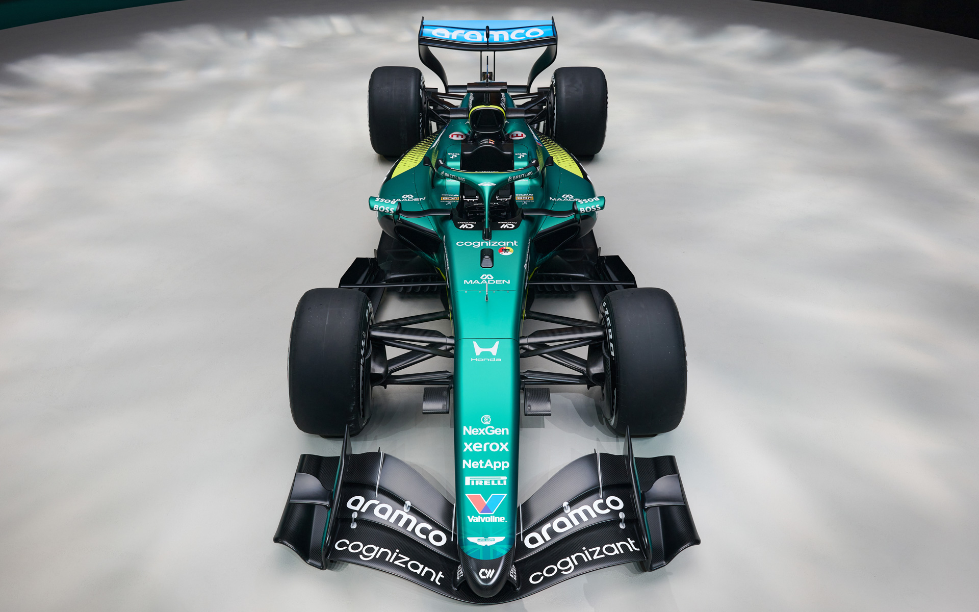 ホンダ製F1パワーユニット「RA626H」を搭載したアストンマーティン・アラムコ・フォーミュラワン・チームの新型マシン「AMR26」