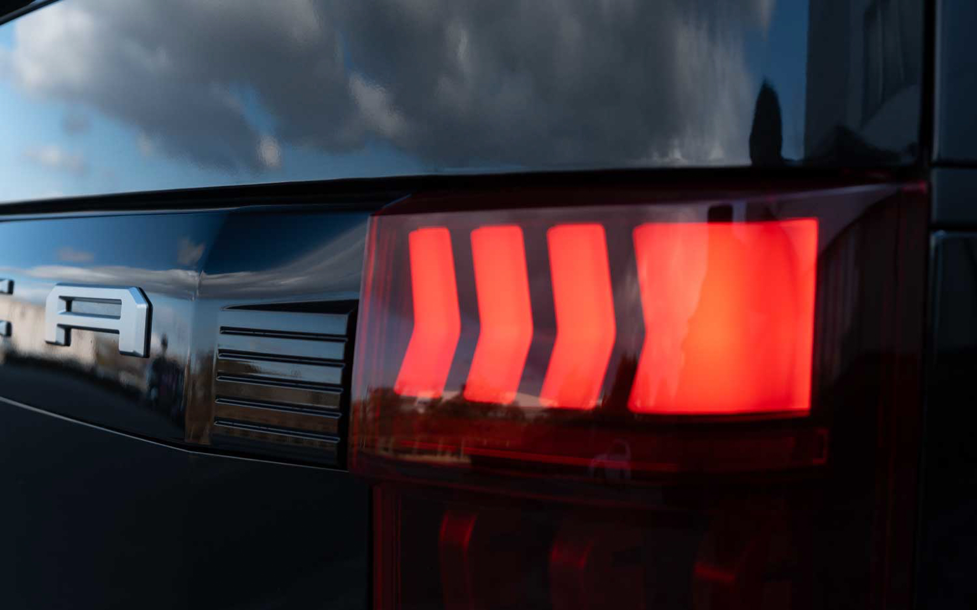 「ジュエルLEDテールランプ ULTRA（レッドレンズ/グロスブラック）」装着イメージ