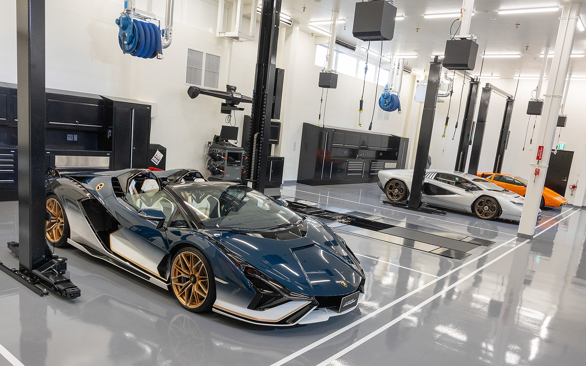 ランボルギーニ横浜サービスセンターは、ランボルギーニが定める最新のCIに準拠した作り。最新世代のハイブリッドモデルにも対応できる設備と体制を整える