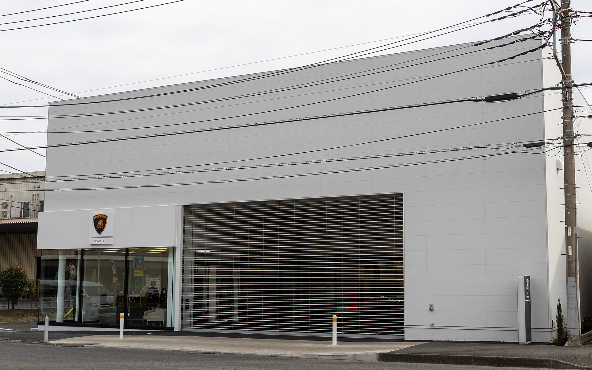 第3京浜の港北インターから近い場所にある。付近のランドマークとしては、ららぽーと横浜や神奈川運輸支局がある。住所は神奈川県横浜市都筑区池辺町4788。営業時間は10時～18時。定休日は日曜日