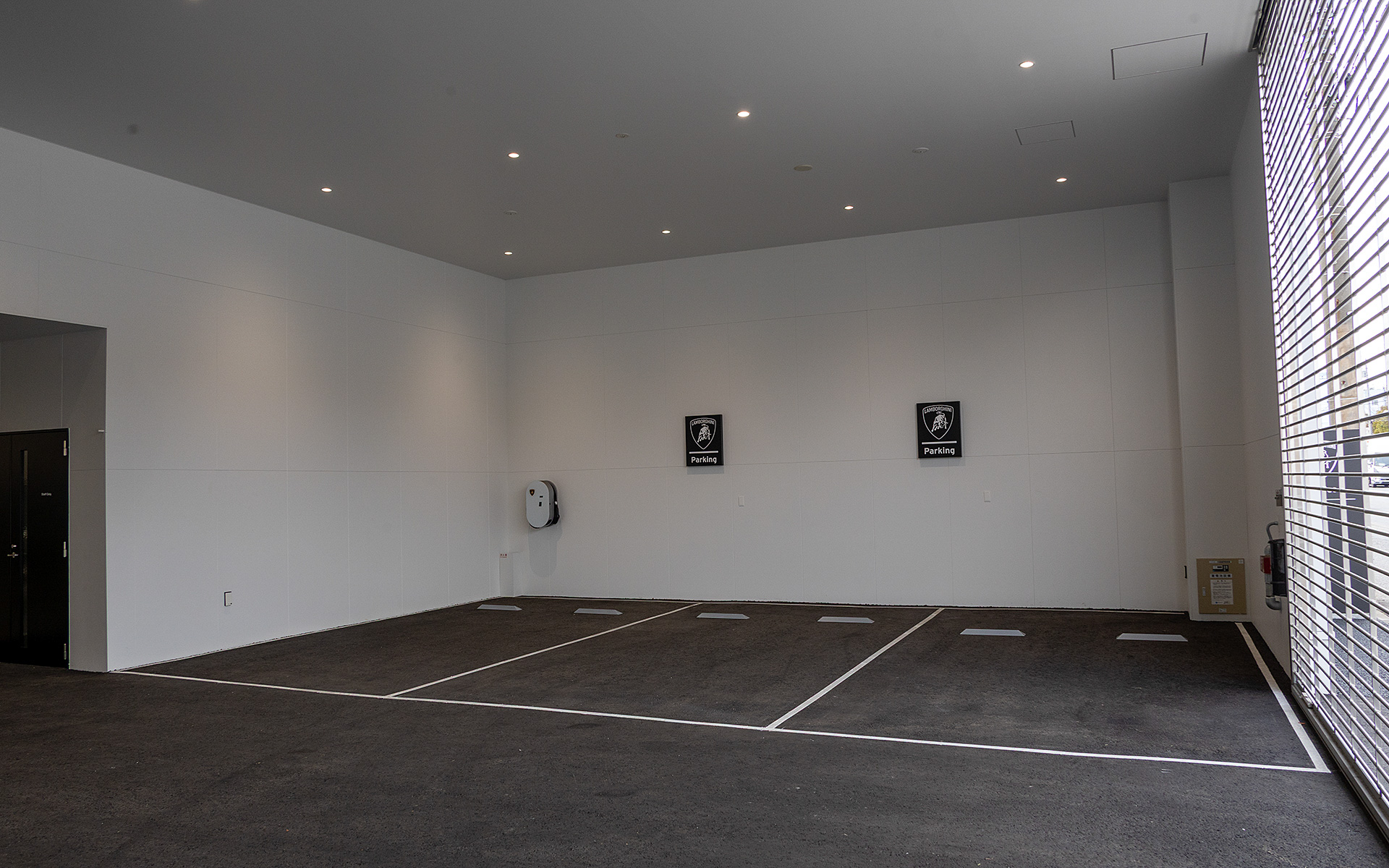 前面道路から入ると駐車スペースがある