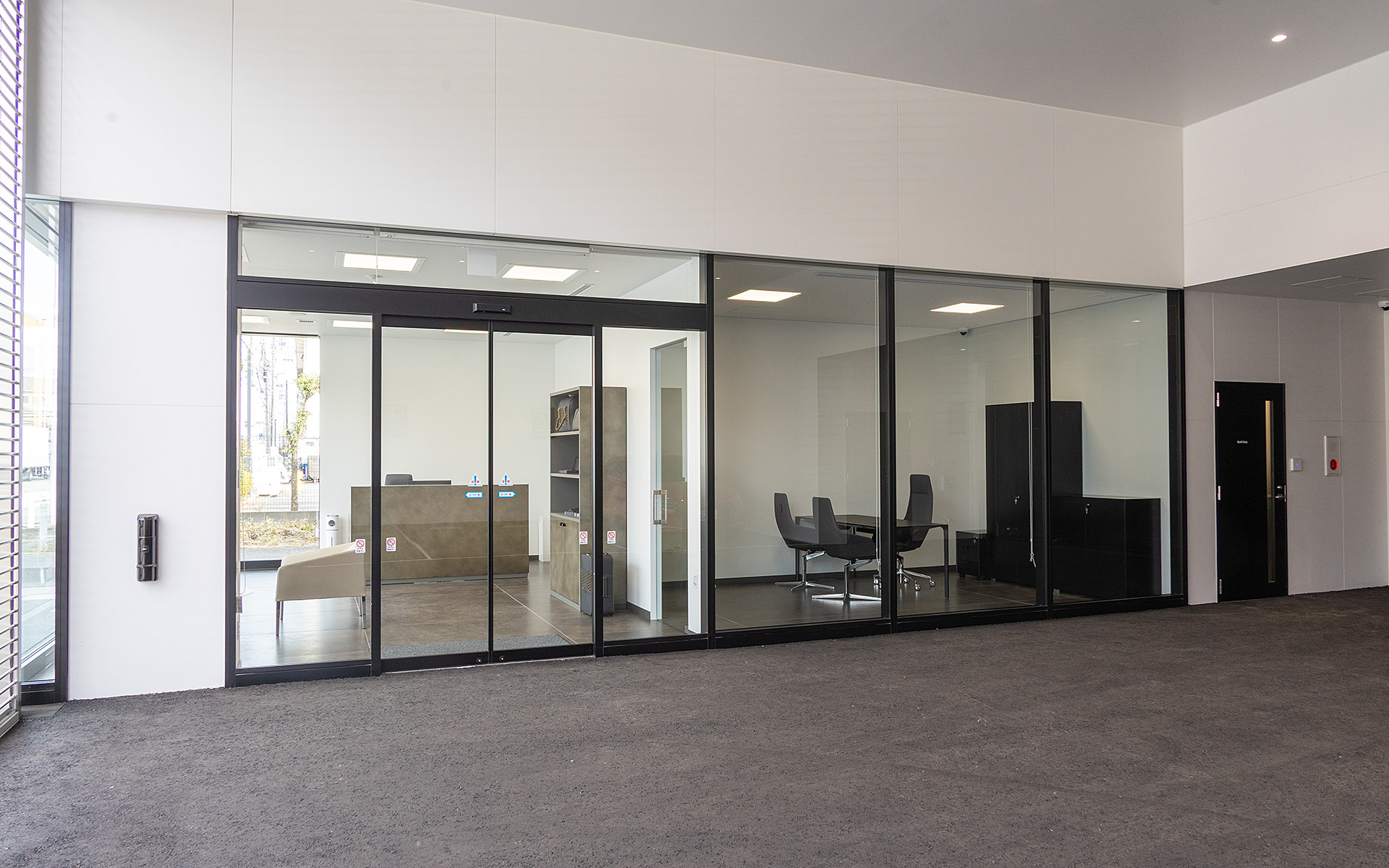 駐車スペースの前には受付や応接スペースが設けられている