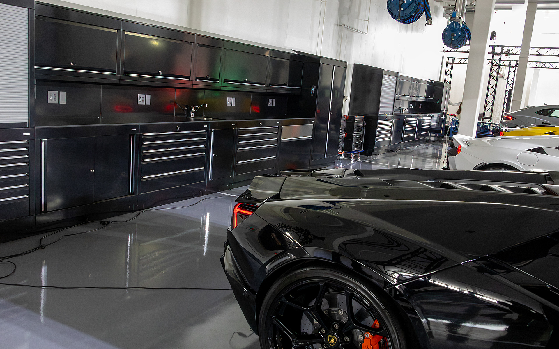 作業スペースは8台分。工具を収納したり、作業台になるキャビネットは特注品とのこと。メーカーは「DURA」