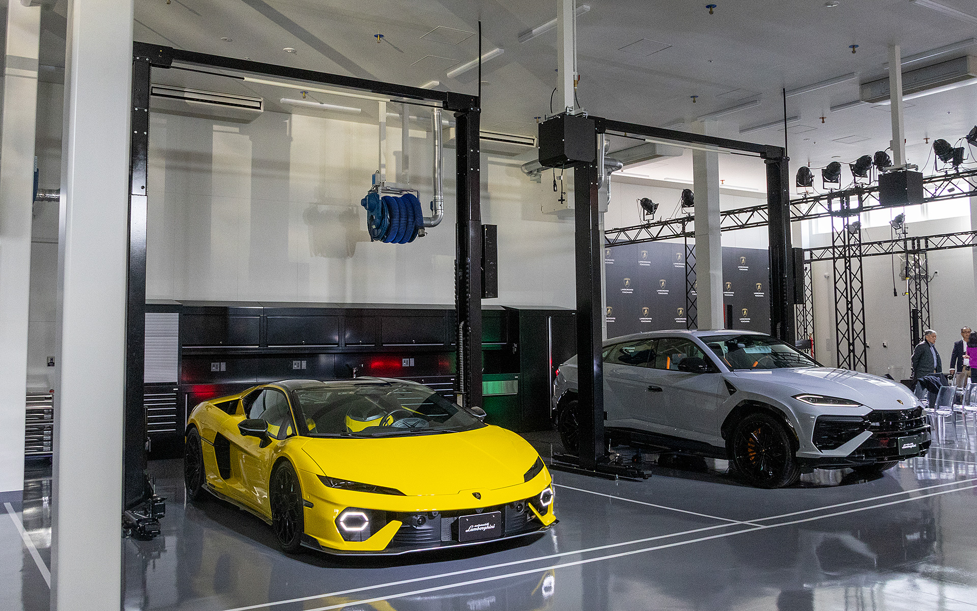 ウルスSEなどは車両重量もあるので、リフトは門柱式を導入している。リフトの数は7基で、すべてが門柱式だ