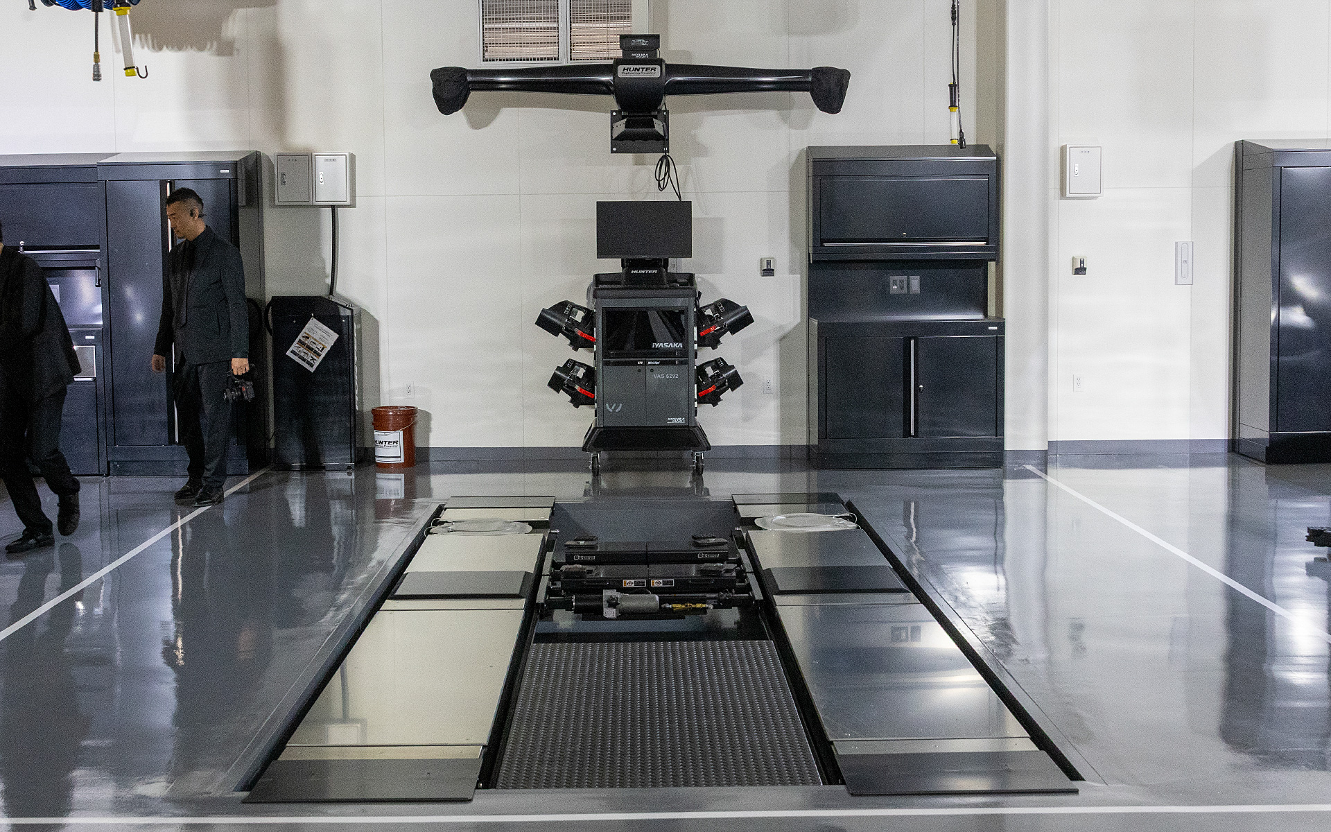 走りのよさや安全性向上のためにSKY GROUPボロネーゼ社の運営するランボルギーニサービスセンターでは、必ずアライメントテスターを設置しているとのこと