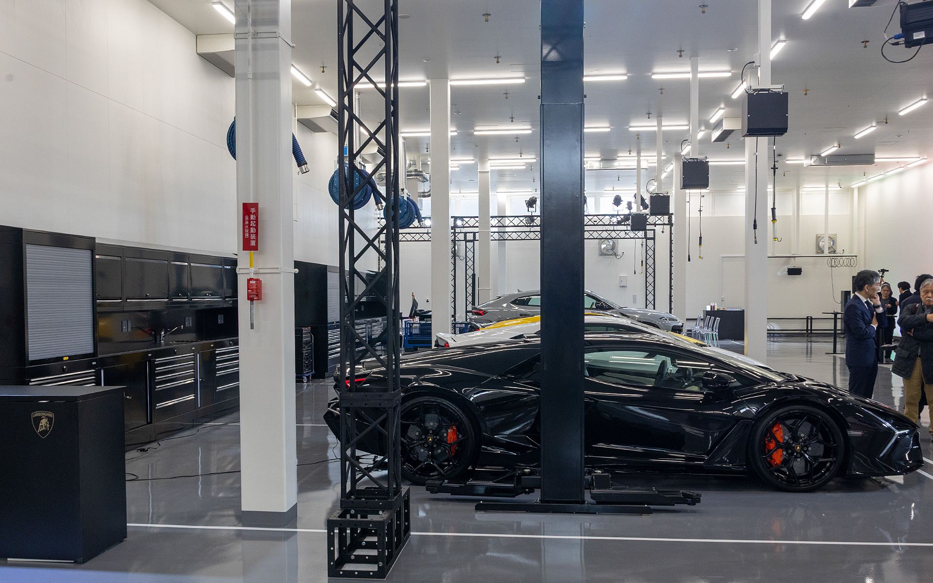 明るいグレーに塗装されたフロアは、異物やオイル漏れなどを発見しやすくするための工夫