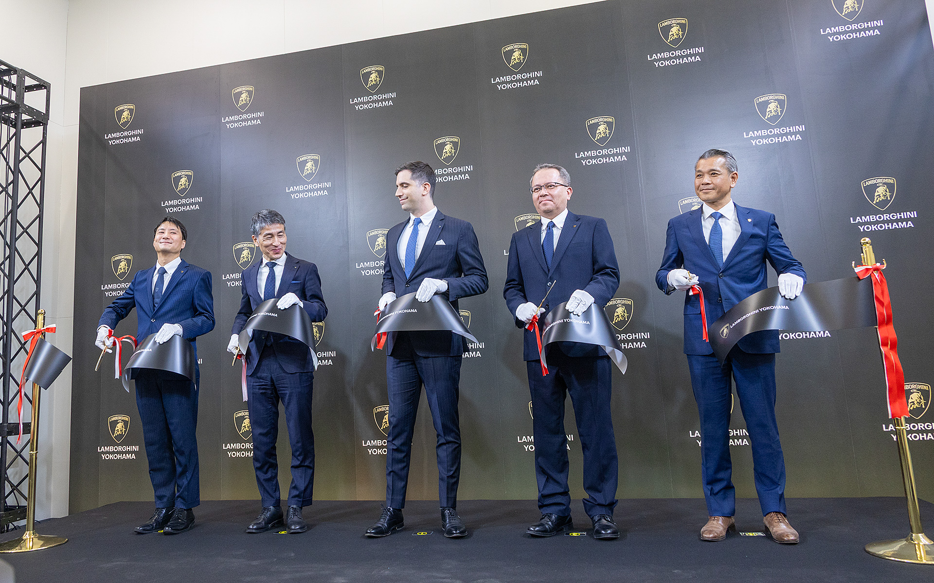 オープニングセレモニーで行なわれたテープカットの模様