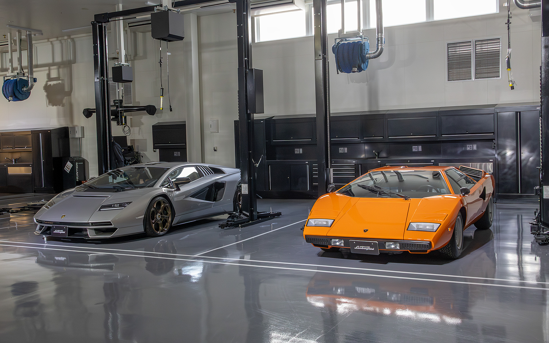 新旧カウンタックが並ぶ一角