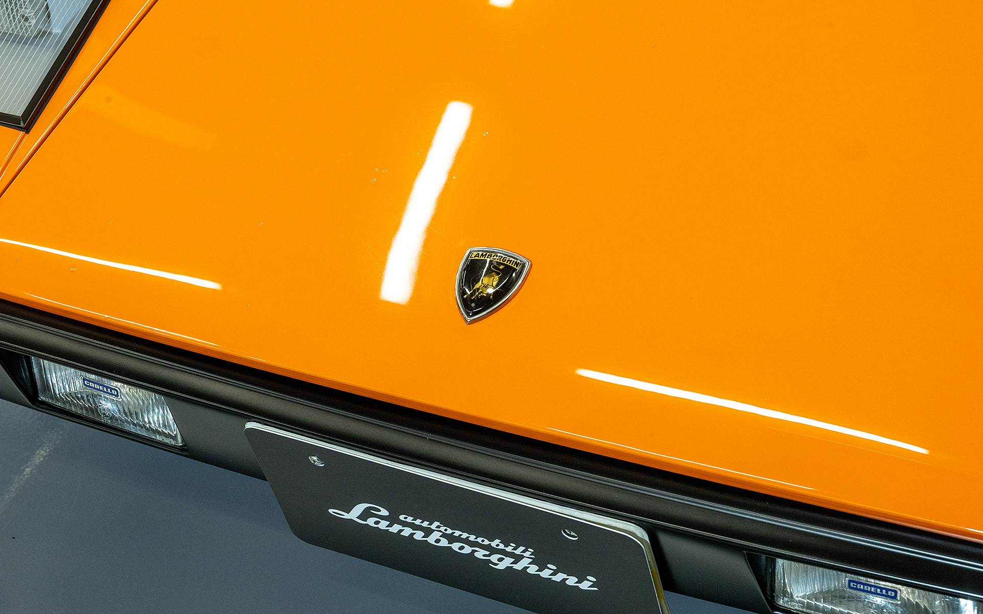 LP400のエンブレム。新旧でデザインに違いがあるのが分かる