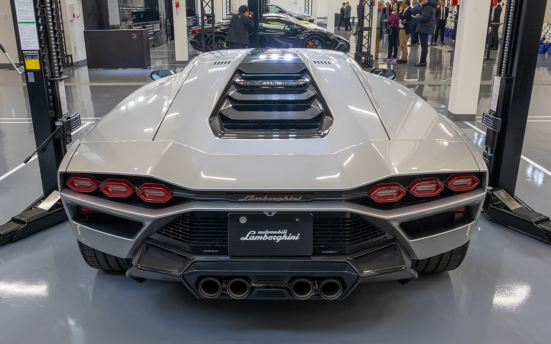 LPI800－4のリア、エンジンフード