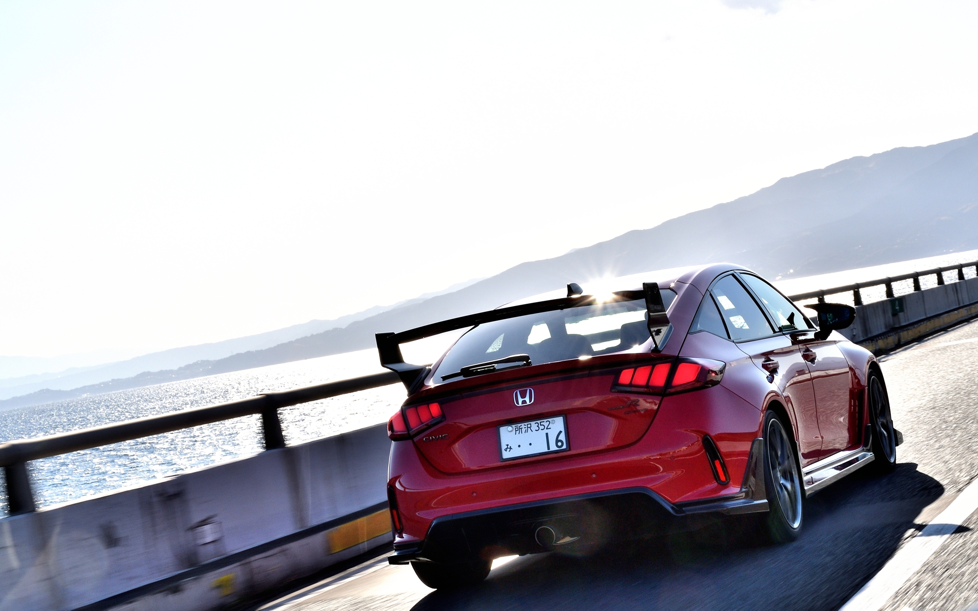 リアビューは迫力のあるオールステンレス製センター1本出しマフラー「スポーツエキゾーストシステム」を装備