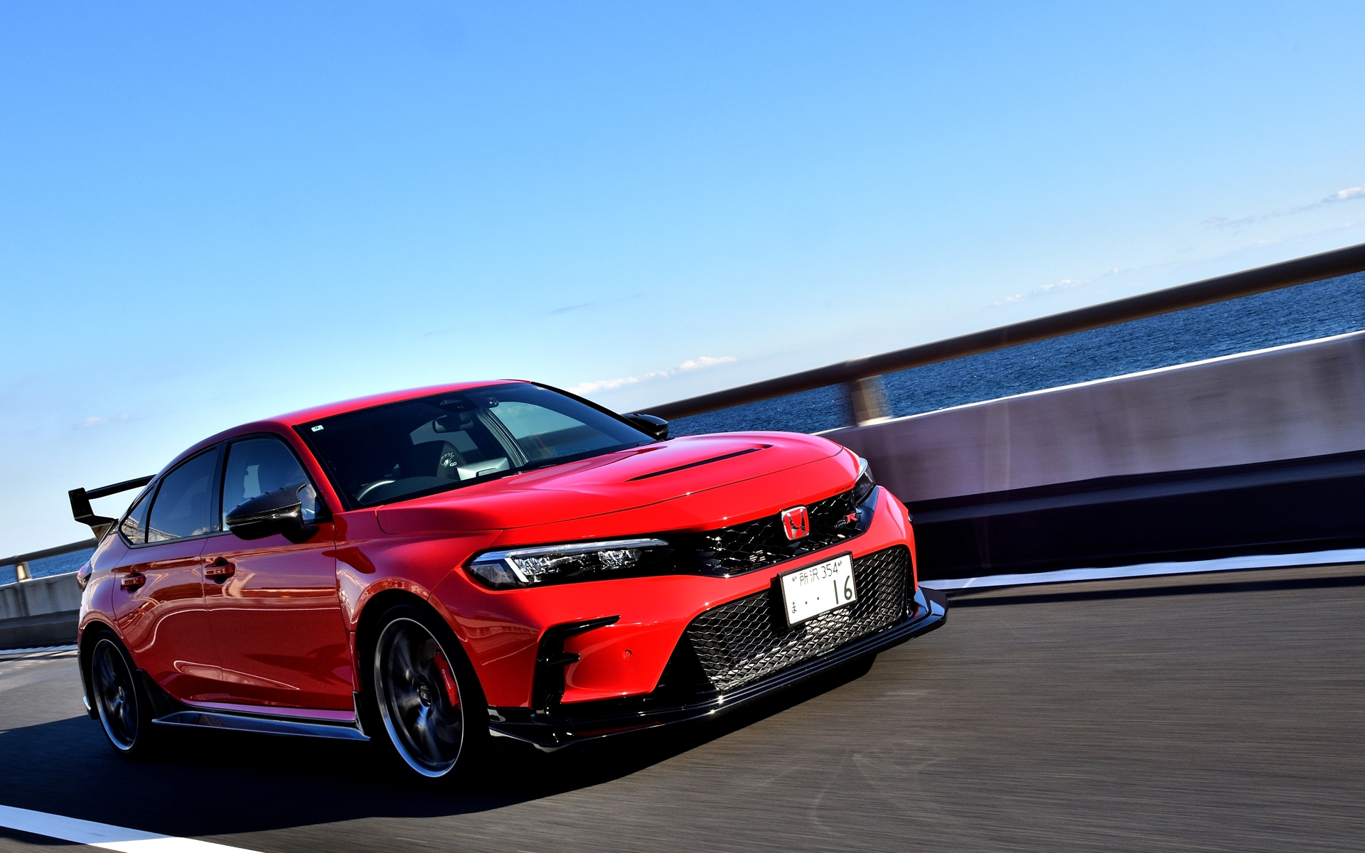 CFD（Computational Fluid Dynamics：数値流体力学）解析や風洞実験、実走行テストを行ない1台の車両として最適な形状を追求。標準車よりもダウンフォースが25％増しているそうだ