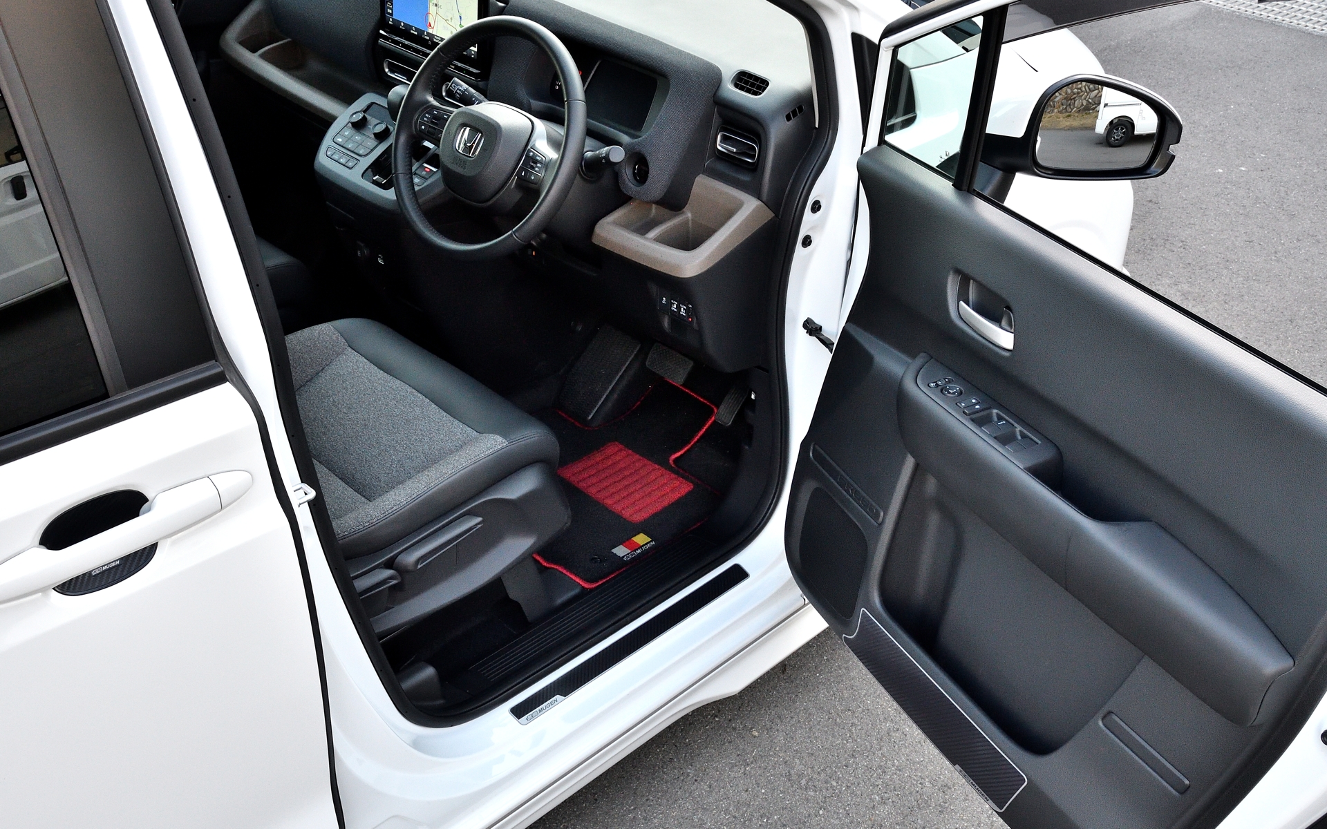 表地は耐久性に優れたナイロン素材、裏地にはフロアとマットのズレや滑りを防ぐ合成ゴム素材（SBS）を採用する「スポーツマット」は、6人＆7人乗り用は5万2800円。5人乗り用は3万9600円。ドアインナープロテクターは2万5300円