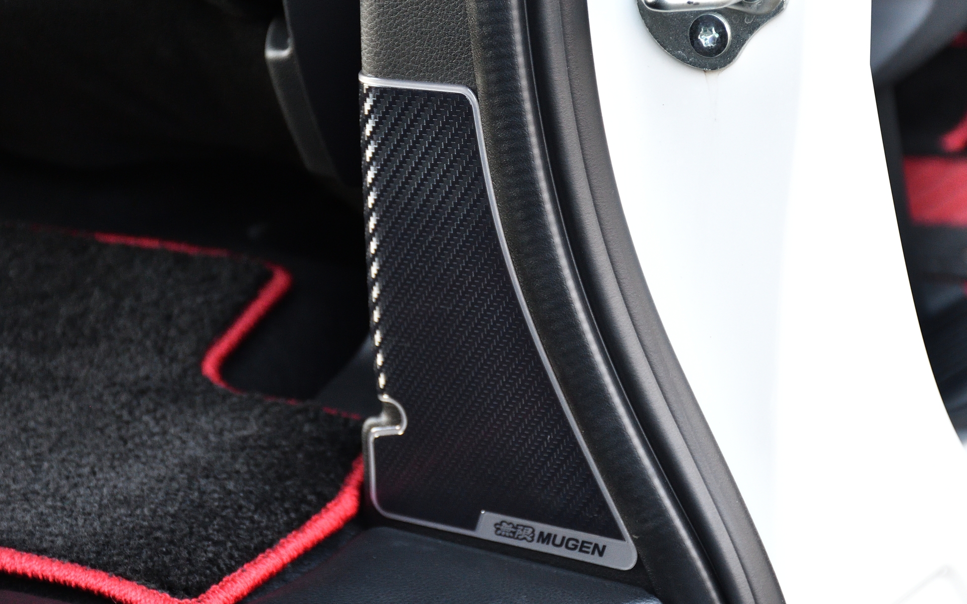 表地は耐久性に優れたナイロン素材、裏地にはフロアとマットのズレや滑りを防ぐ合成ゴム素材（SBS）を採用する「スポーツマット」は、6人＆7人乗り用は5万2800円。5人乗り用は3万9600円。ドアインナープロテクターは2万5300円