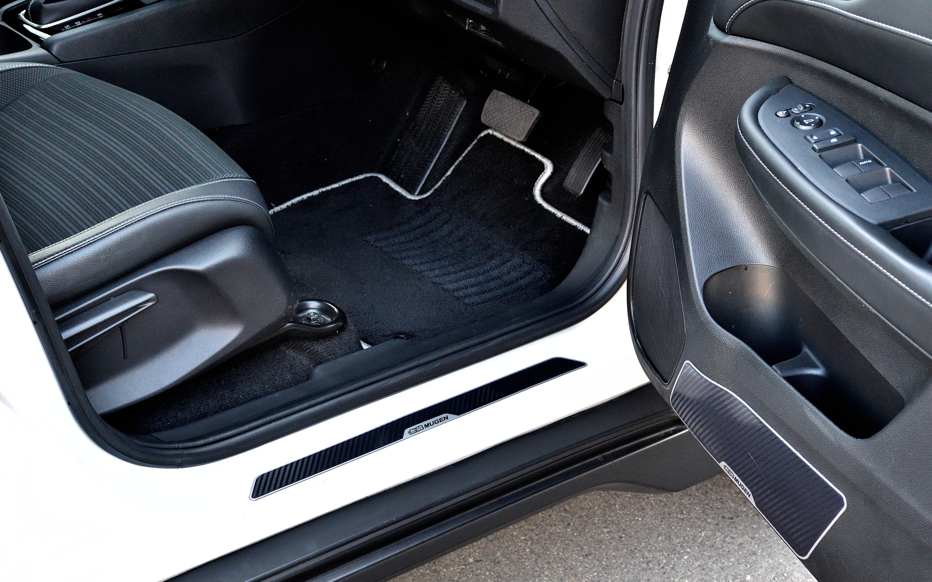 スポーツマットは3万5200円でブラック×シルバーとブラック×レッドの2色を設定。スカッフプレートは1万6500円。ドアインナープロテクターは2万2000円