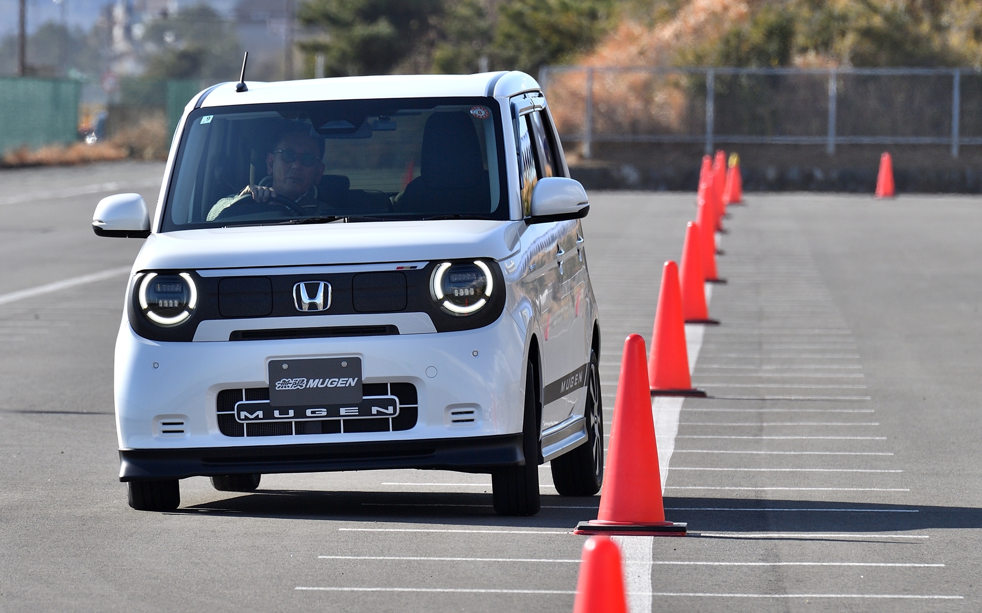 続いて無限のパフォーマンスダンパーを装着したN-ONE e:でスラローム走行を実施