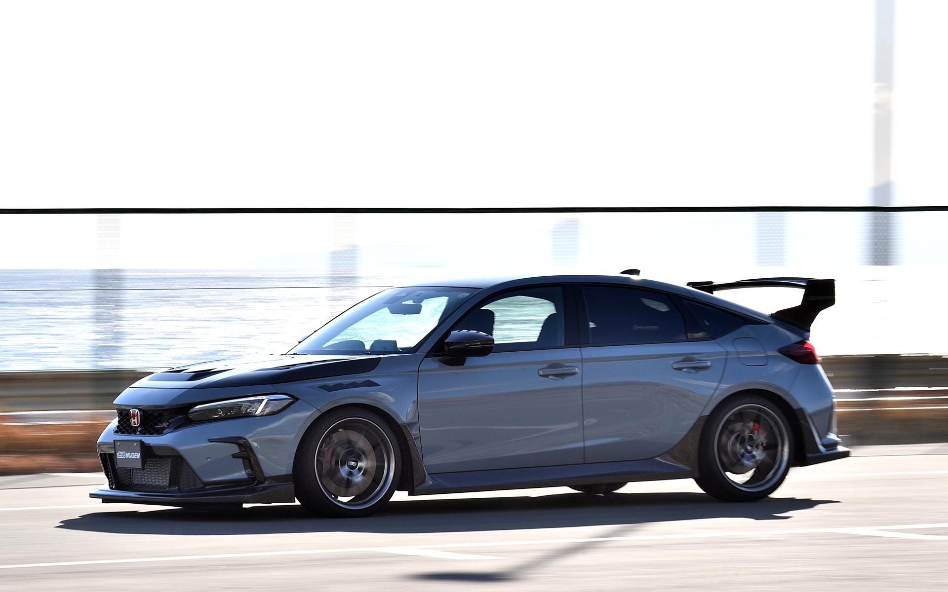 ブレンボ製6ピストンキャリパーの制動力は抜群