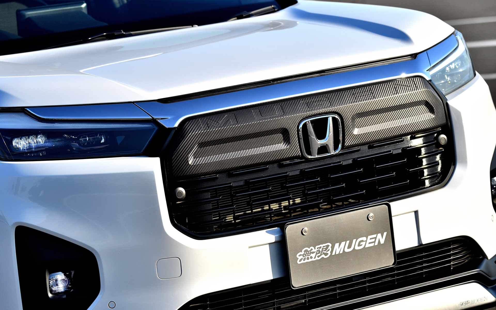 カーボンパターンをベースに力強い造形を持たせ「MUGEN」ロゴをダイナミックに配置した「フロントグリルガーニッシュ」は5万5000円