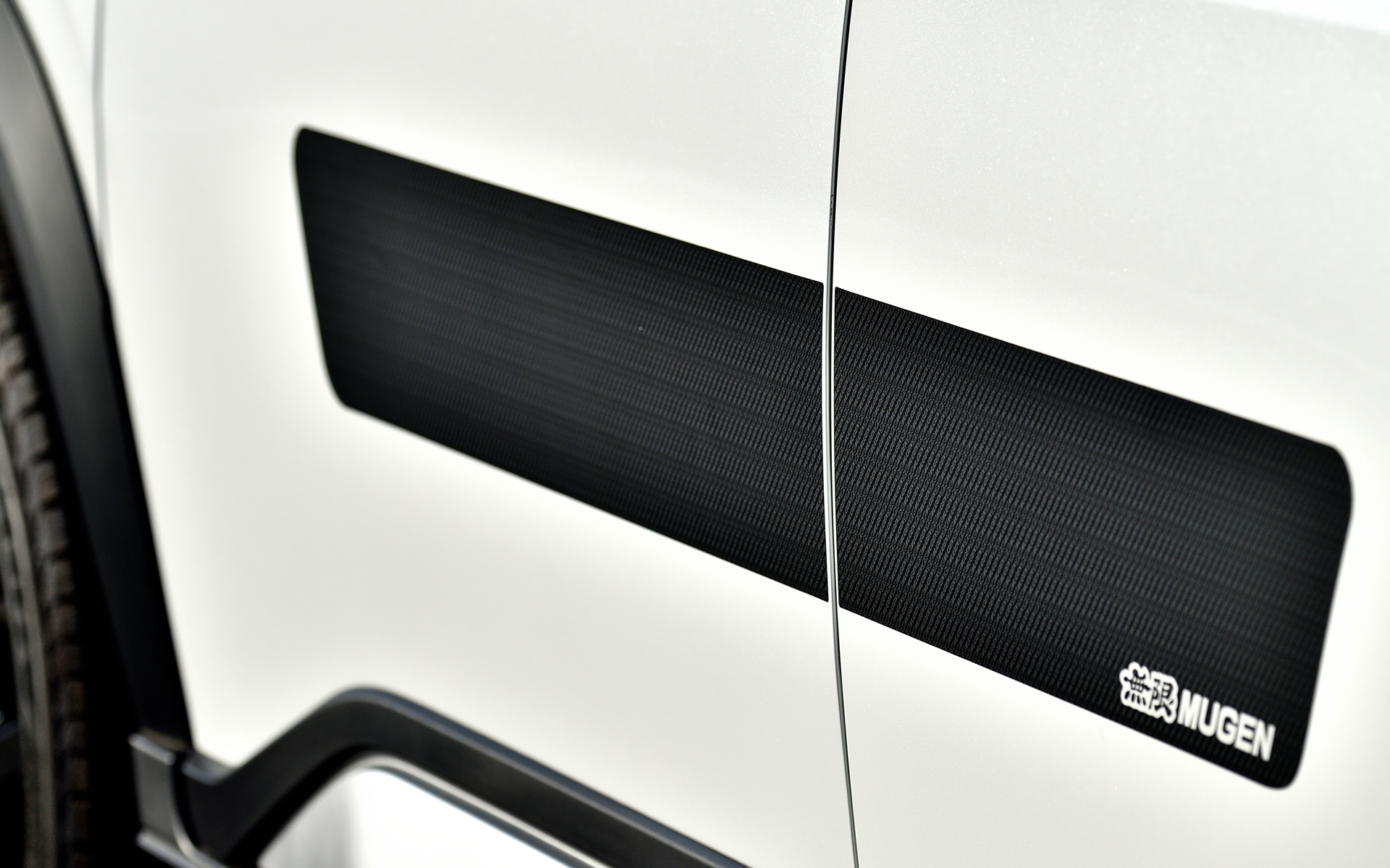 ボディ全体を引き締める「ドアサイドデカール」は2万7500円。写真の「無限MUGENカーボン型」のほかに「無限迷彩柄」も設定