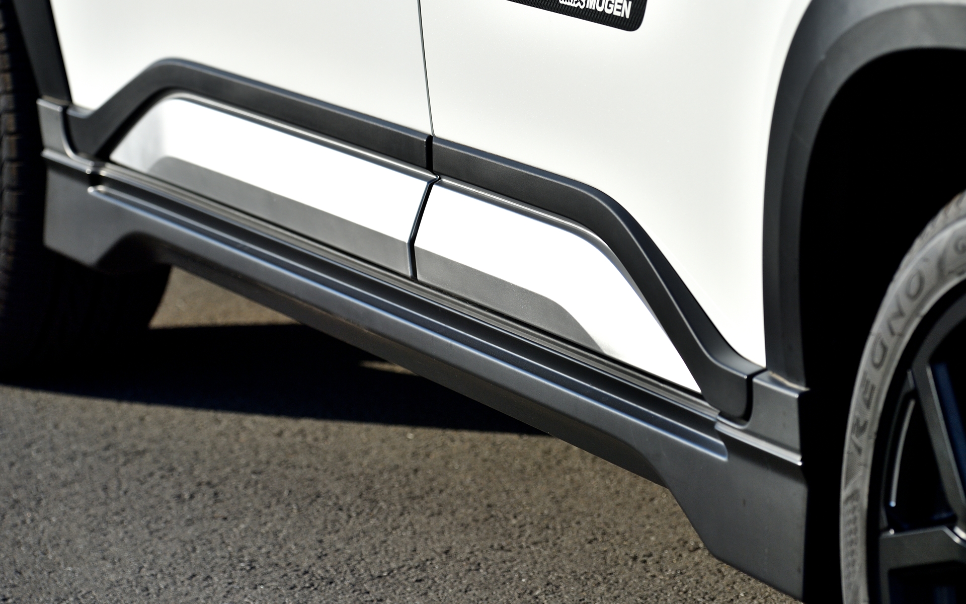 フロントからリアへつながるデザインとし、サイドビューに躍動感を演出する「サイドガーニッシュ」は9万9000円（未塗装品は8万8000円）