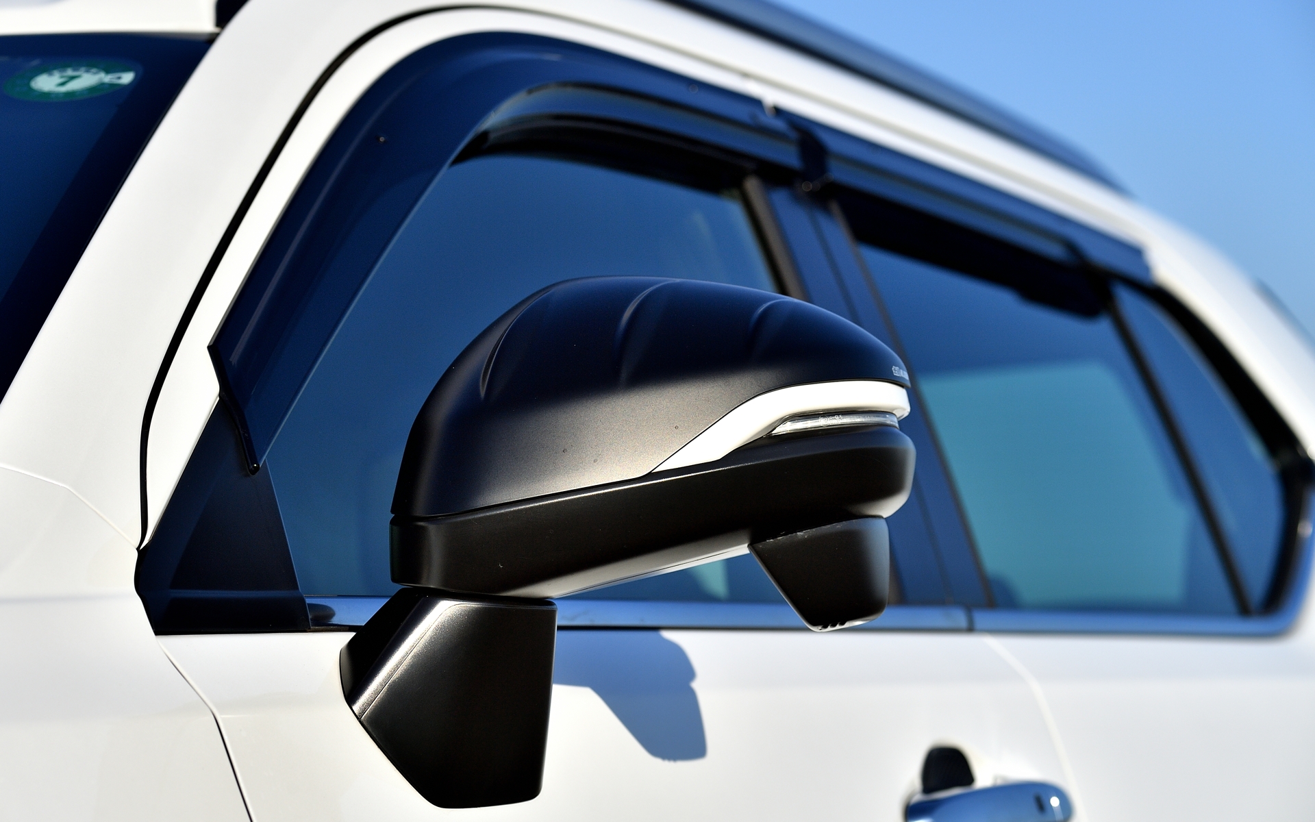 フィン形状を施しスポーティなデザインの「ドアミラーカバー」は3万9600円（未塗装品は3万4100円）