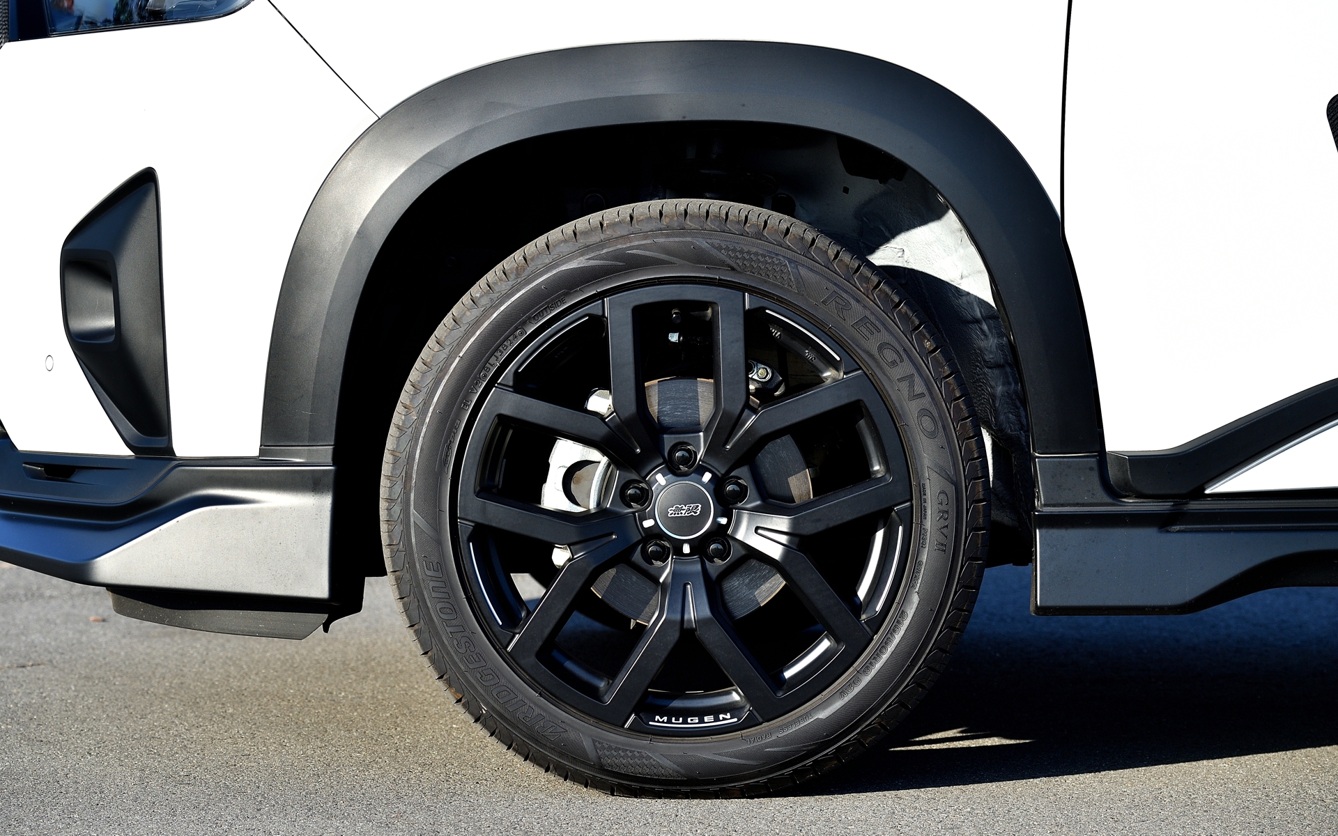 直線的で太いスポークと大径なハブキャップ形状によりSUVらしい力強さを演出する18インチアルミホイール「CU10B」は1本6万500円。写真のマットブラックのほかにマットガンメタリックミラーフェイス（1本6万3800円）も設定（サイズは18インチ×7.5J＋54）