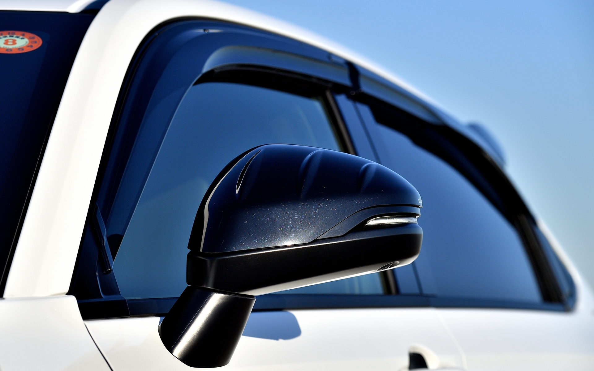 フィン形状があしらわれた「ドアミラーカバー」は3万9600円（未塗装品は3万4100円）