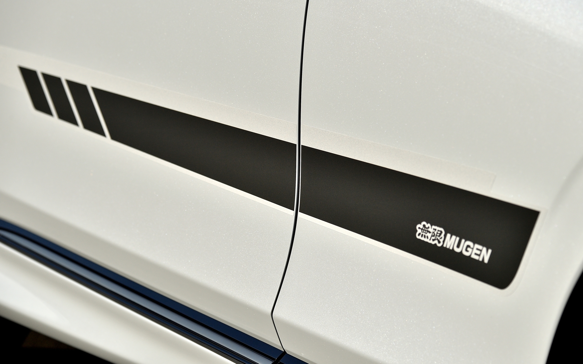 フロントからリアに向けて伸びやかなデザインを採用した「ドアサイドデカール」は2万7500円