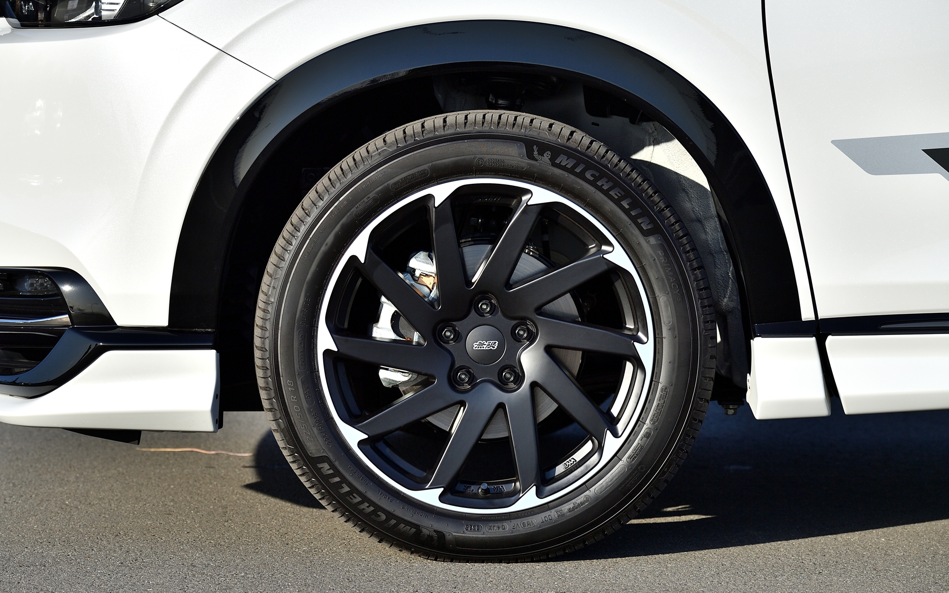 10本スポークを基調としてリムに向けてツインスポークとすることで、 見た目以上のサイズ感を狙ったデザインの「MDW」は1本4万9500円。サイズは18インチ×7.5J（＋55）