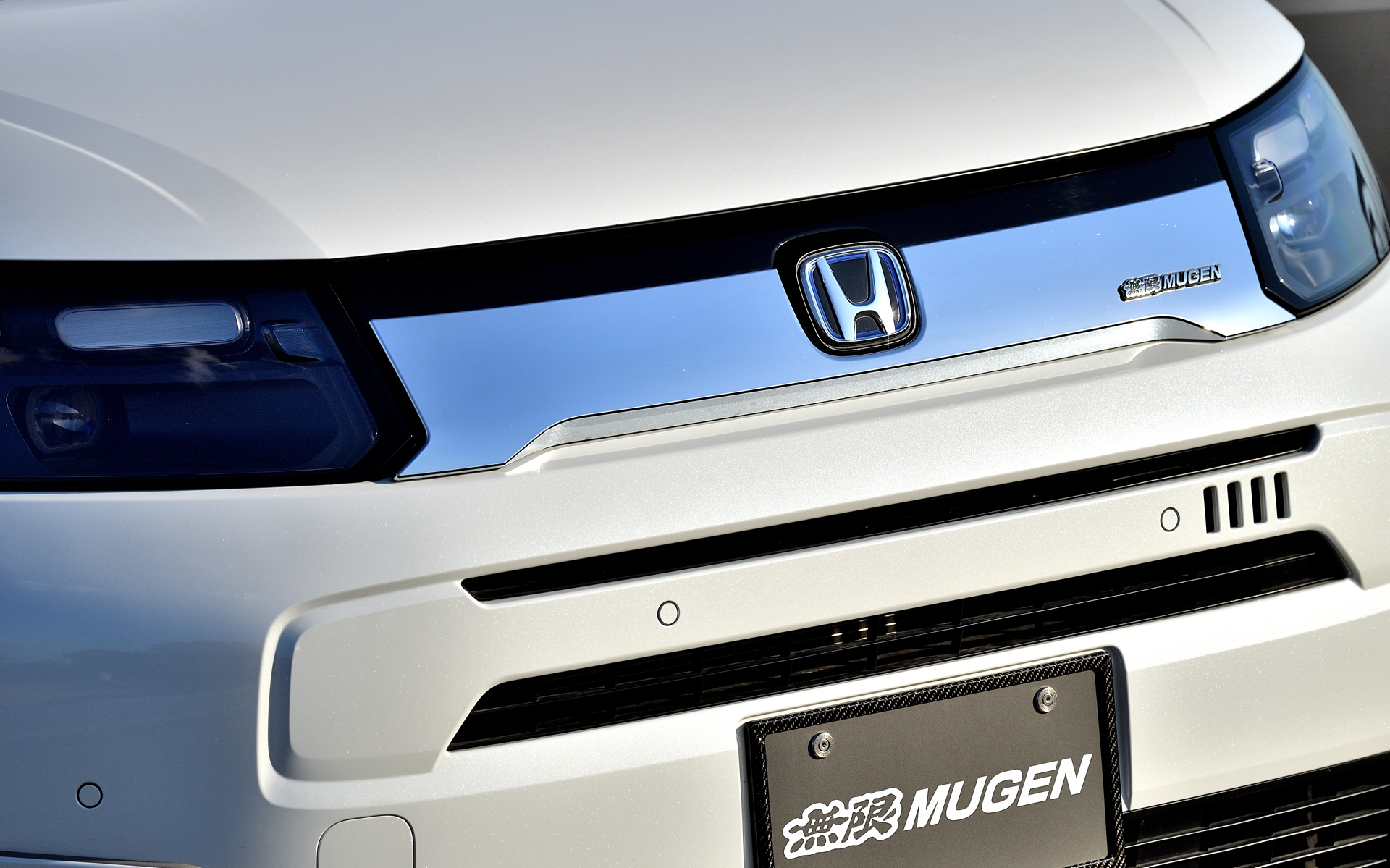 ボディサイドのキャラクターラインへのつながりを強調するデザインの「フロントグリルガーニッシュ」は6万500円