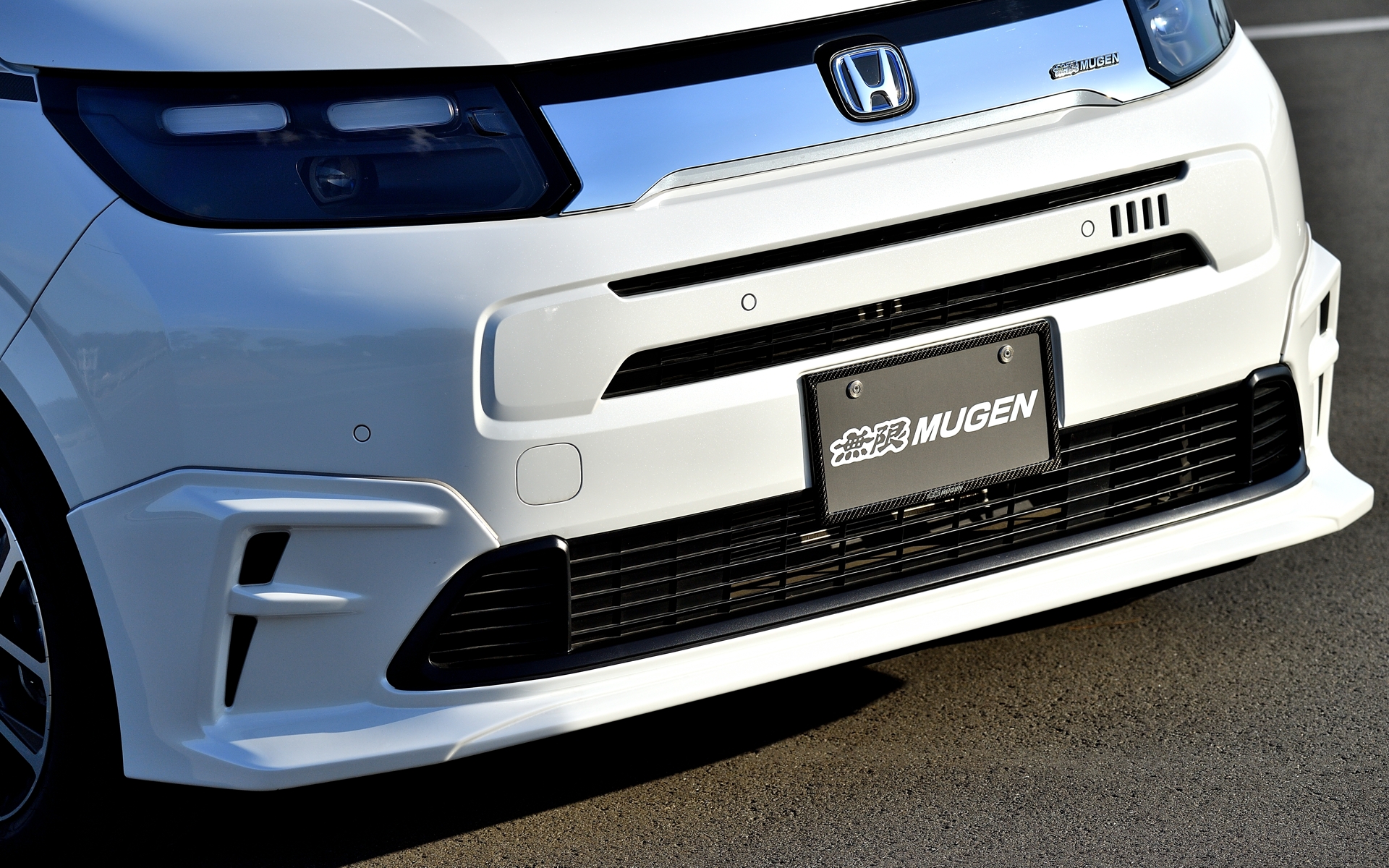 フロント両サイドの張り出し感を強調したワイドかつシャープな造形の「フロントアンダースポイラー」は9万9000円（未塗装品は8万8000円）