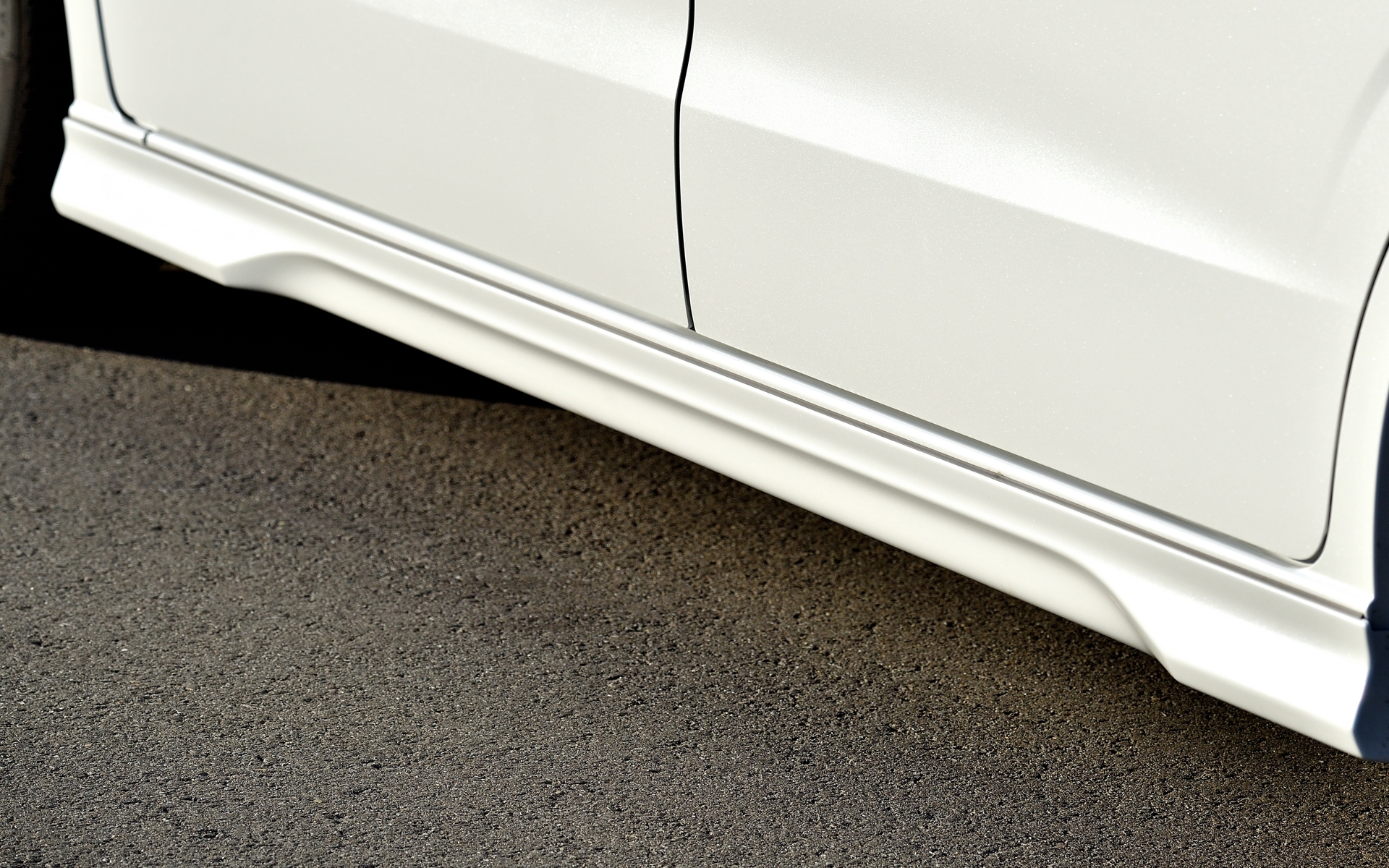 前後に張り出し感を持たせることでボディ全体を引き締めて軽快感を演出する「サイドスポイラー」は9万9000円（未塗装品は8万8000円）