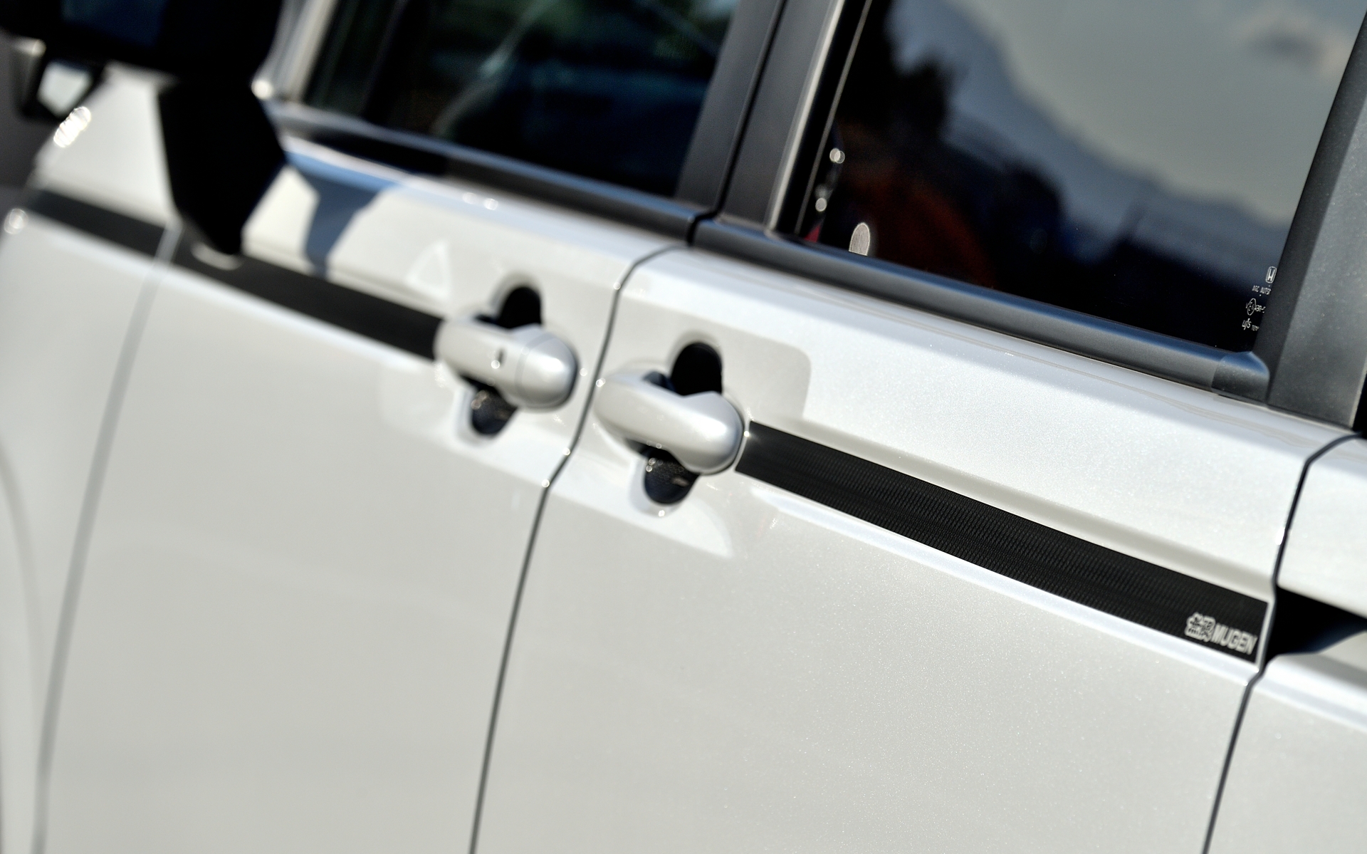 ボディサイドのキャラクターラインを強調する「ボディサイドデカール」は1万7600円。ほかに迷彩柄も1万9800円で設定している