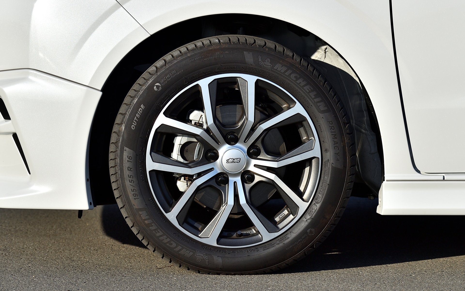 ボディサイドのキャラクターラインを強調する「ボディサイドデカール」は1万7600円。ほかに迷彩柄も1万9800円で設定している