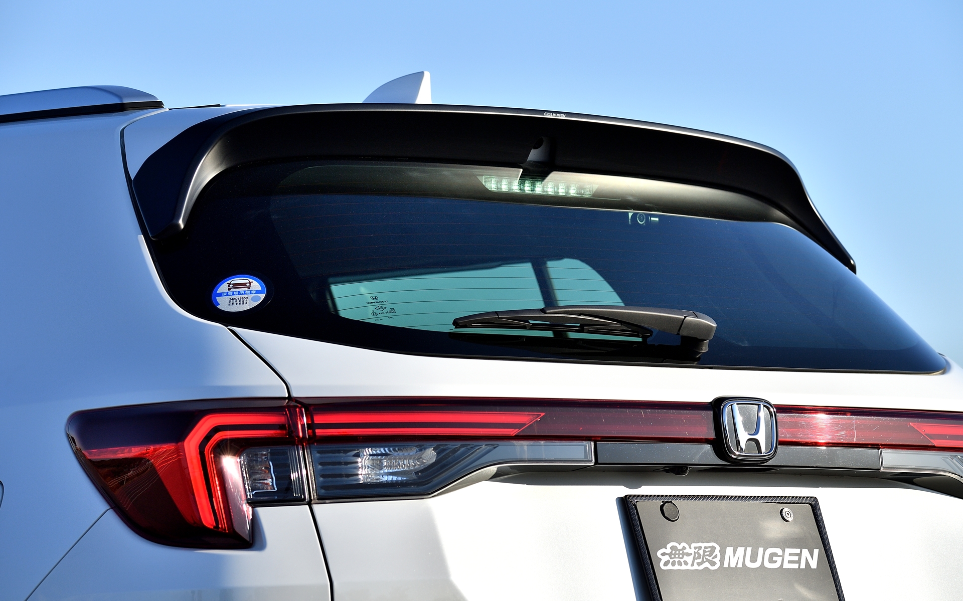 空力解析のもと車両後方の空気を整流するように開発した「テールゲートスポイラー」は12万1000円（未塗装品は11万円）