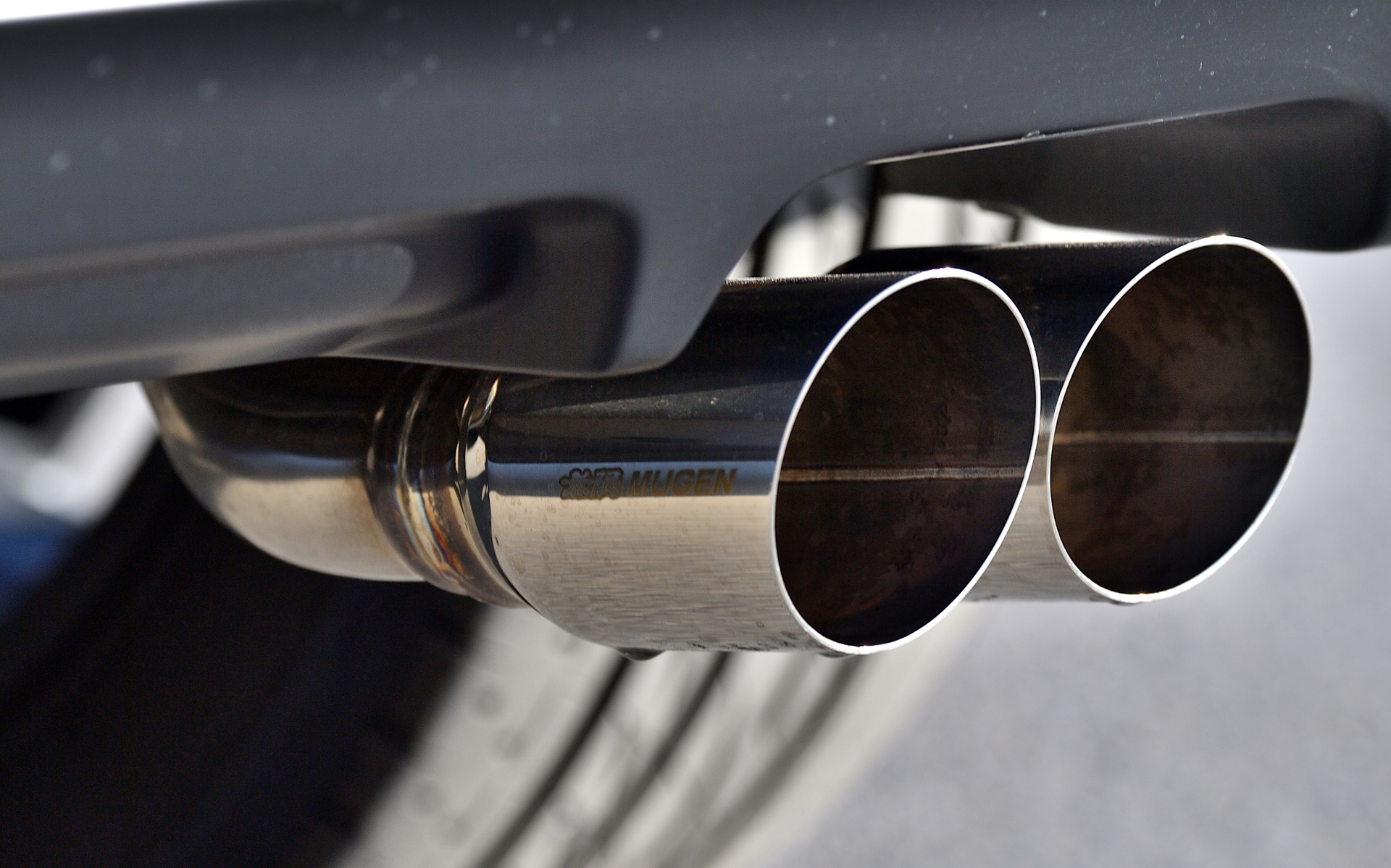 スポーツサイレンサーは16万5000円（装着する場合はリアセンターディフューザー2万9700円が必須となる）