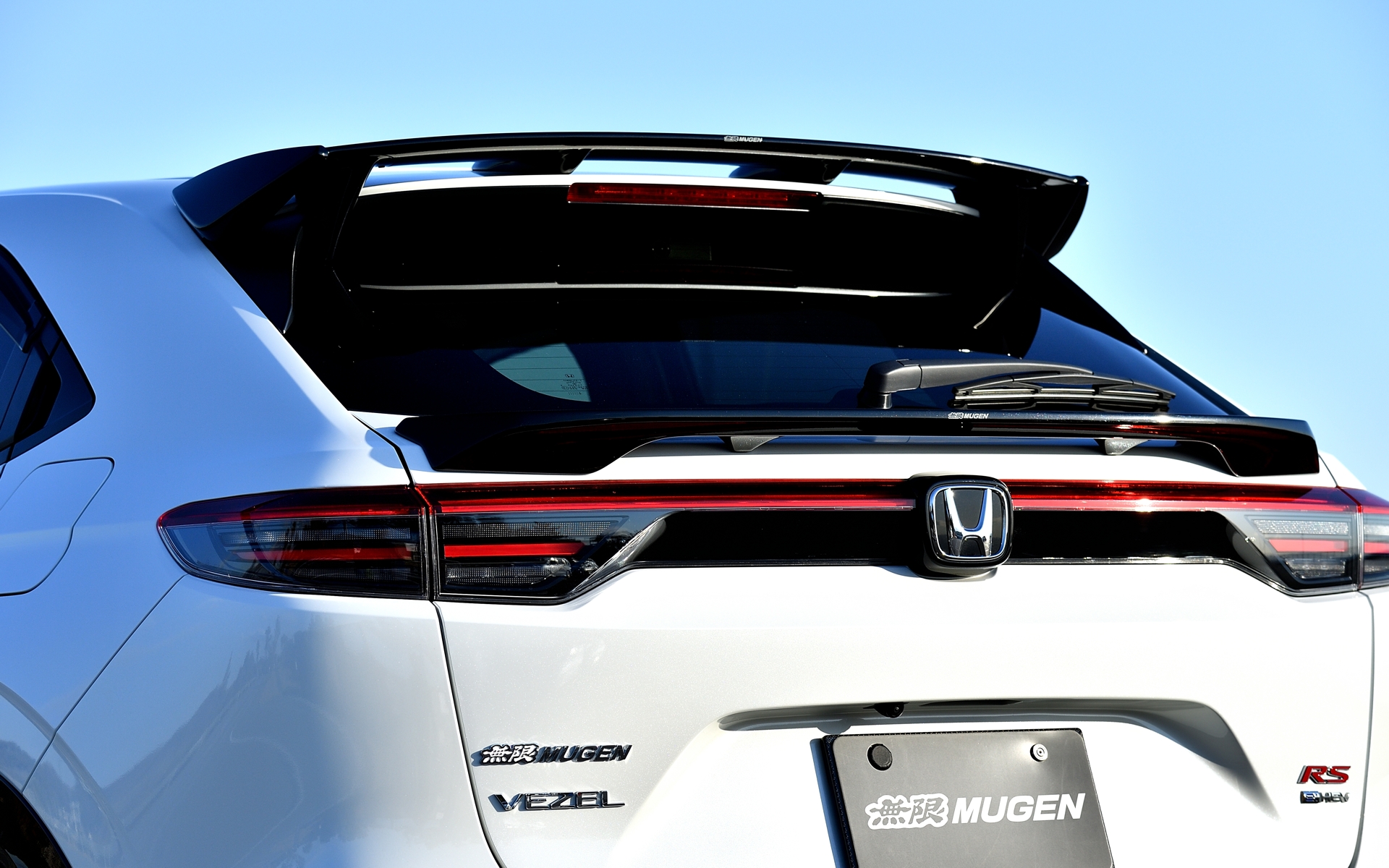 ルーフエンドに装着して迫力のリアスタイリングを実現する「ウイングスポイラー」は11万円（未塗装品は10万4500円）。また、リアウインドウ下部に装着してリアビューをさらにスポーティに演出する「テールゲートスポイラー」は11万円（未塗装品は10万4500円）