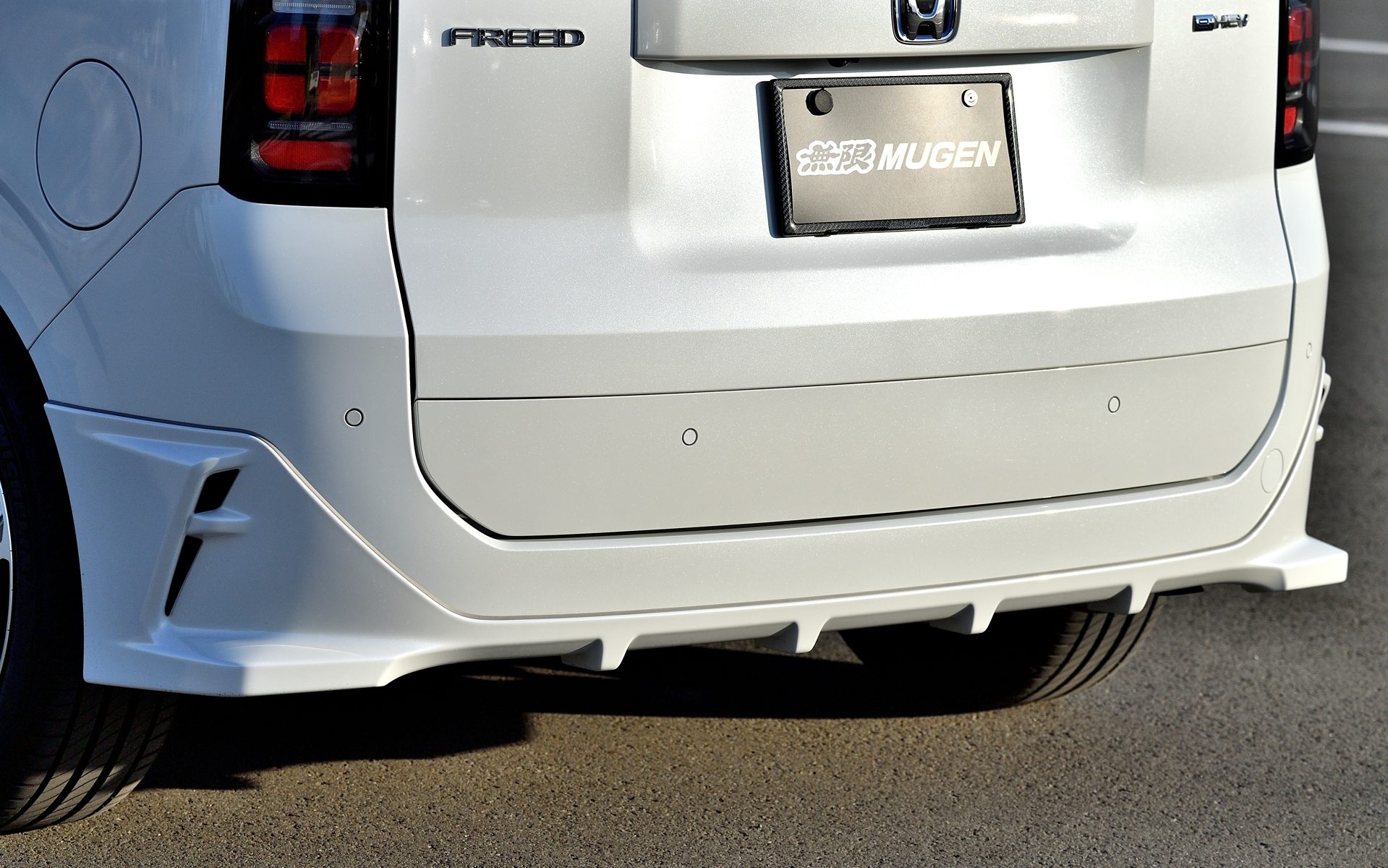 ディフューザー形状を採用し、リアビューをシャープかつスポーティに演出する「リアアンダースポイラー」は9万9000円（未塗装品は8万8000円）