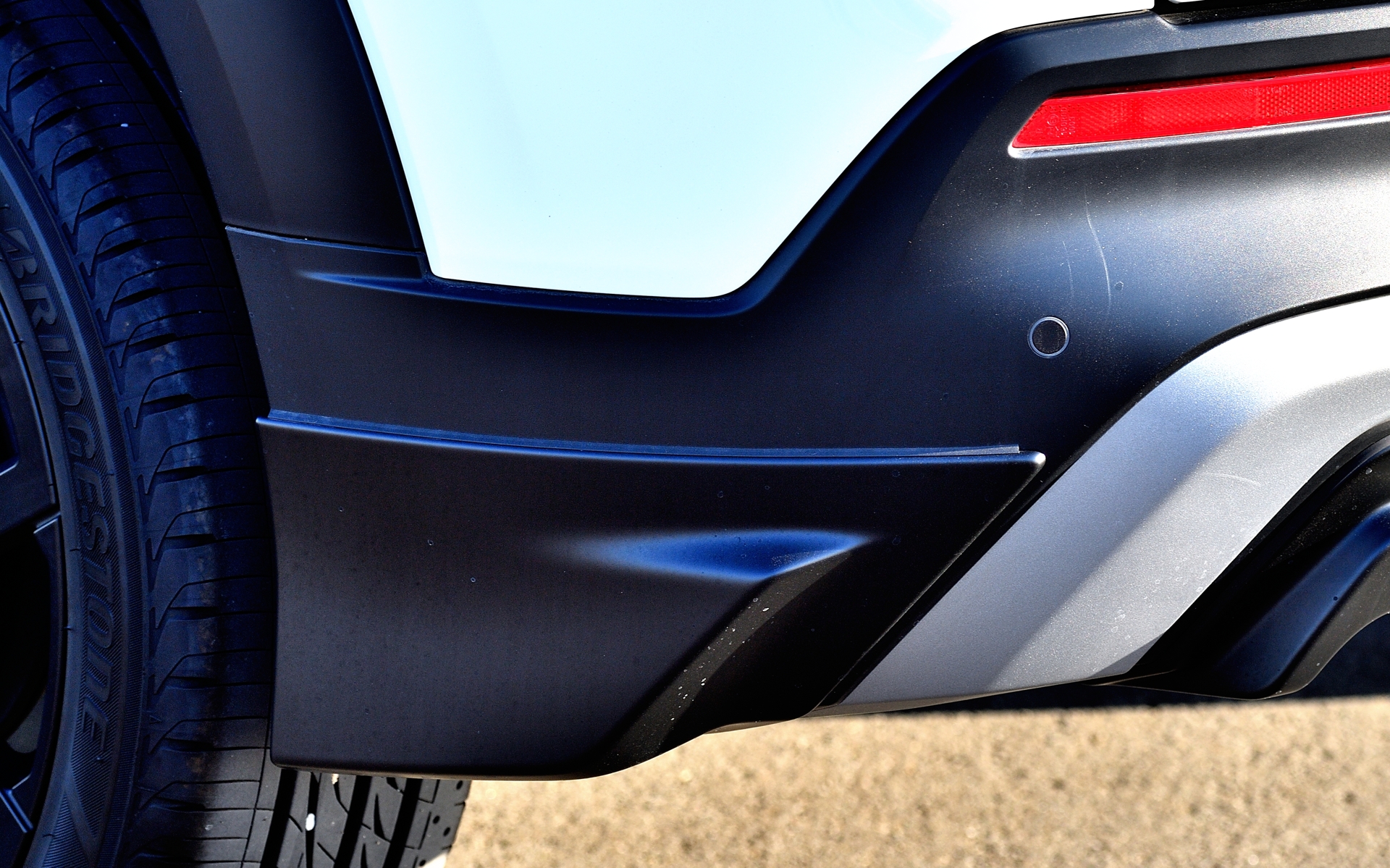 サイドからリアへの一体感をもたらすサイドピースと、リアセンターディフューザーからなる３ピース構成の「リアアンダースポイラー」は8万8000円（未塗装品は7万7000円）