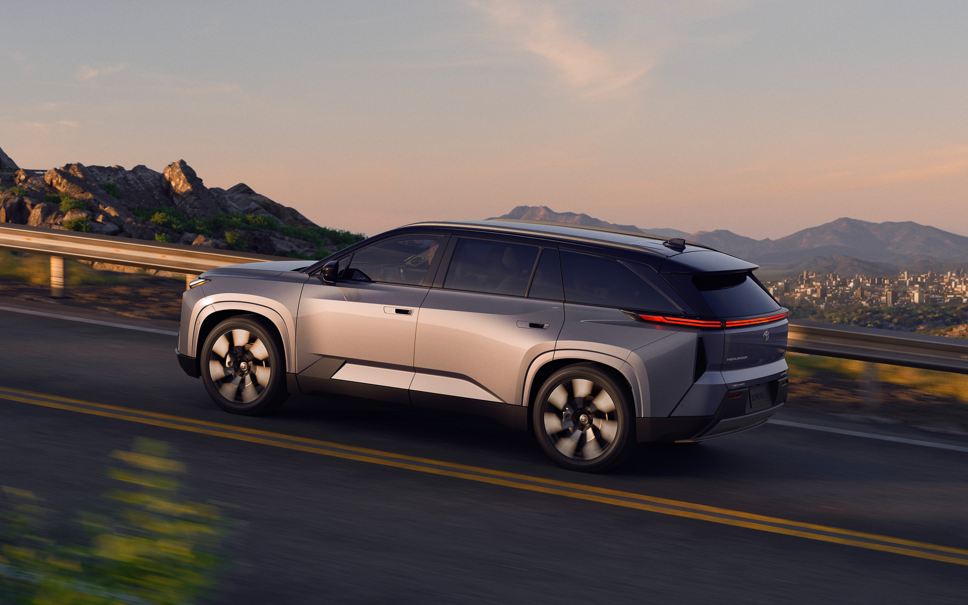 世界初披露された3列シートSUV「ハイランダー」のバッテリEVモデル