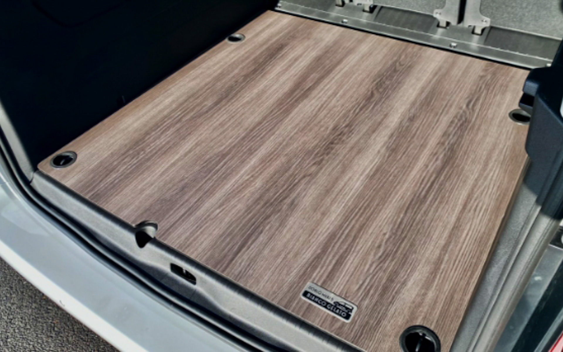 ビアンコ ジェラート専用 ラゲッジフロアボード（ロゴ入りメタルプレート付き）