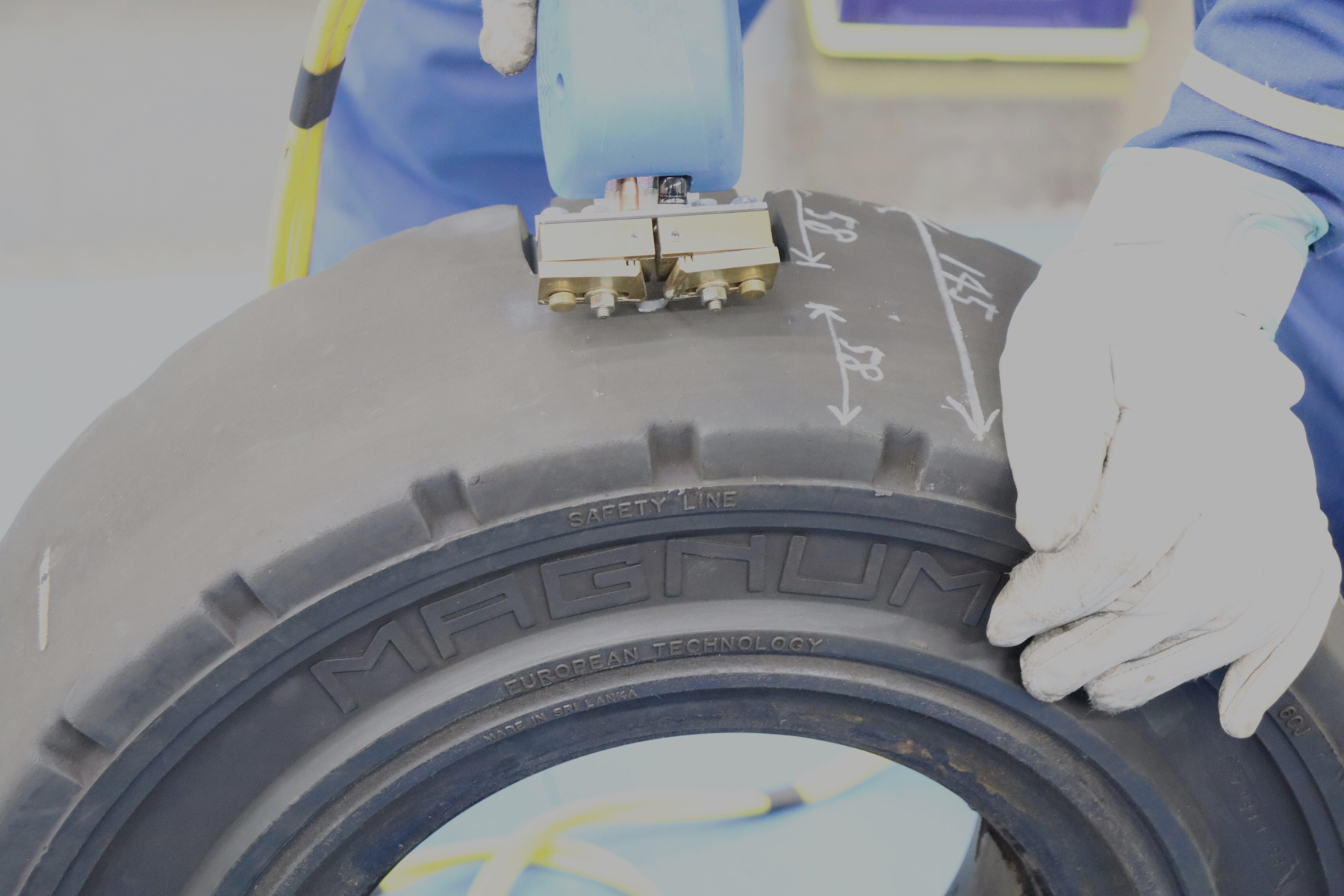 タイヤの左右にタイヤ幅の2/5の長さの溝を掘る