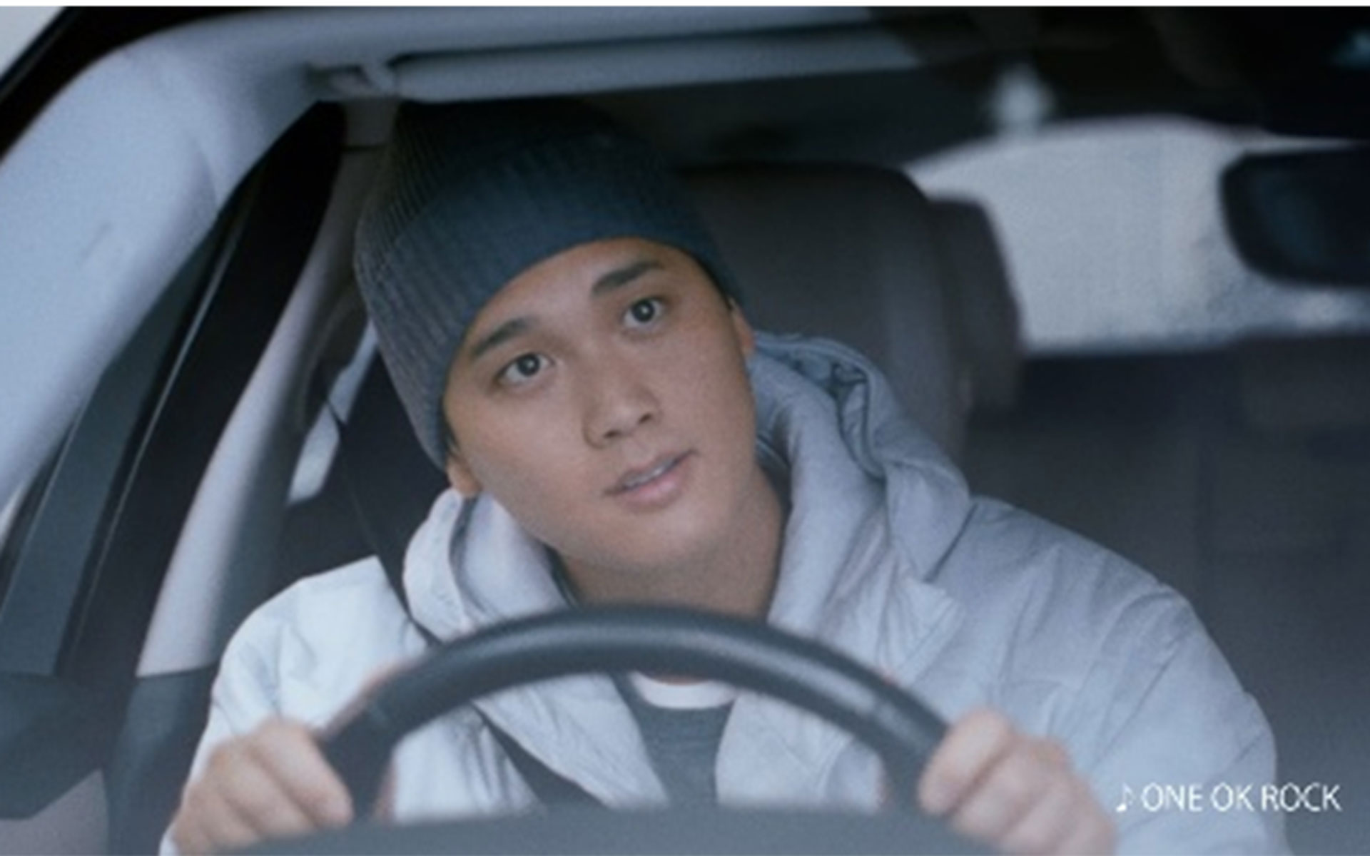 雪を眺める大谷選手