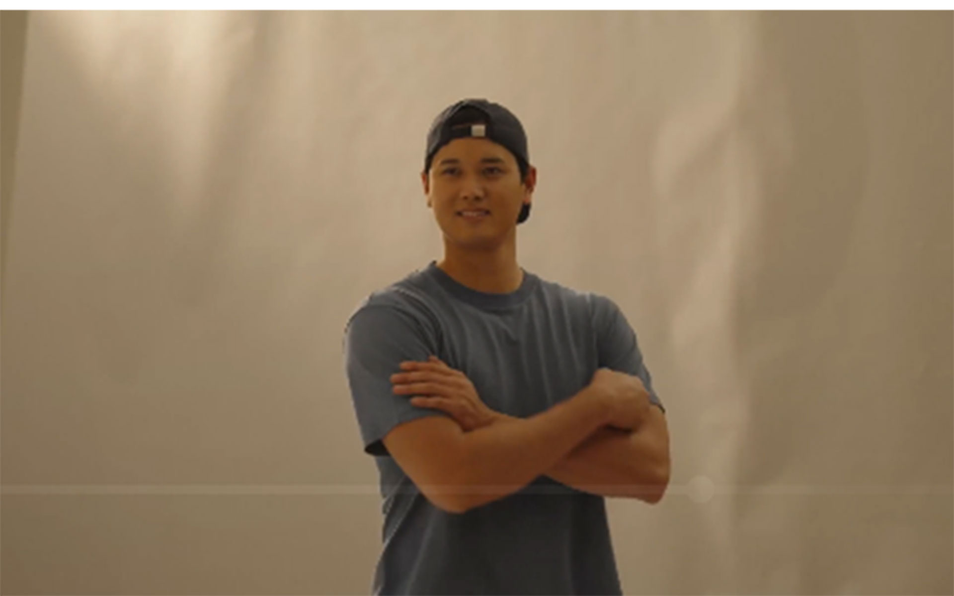 夏服で撮影する大谷選手