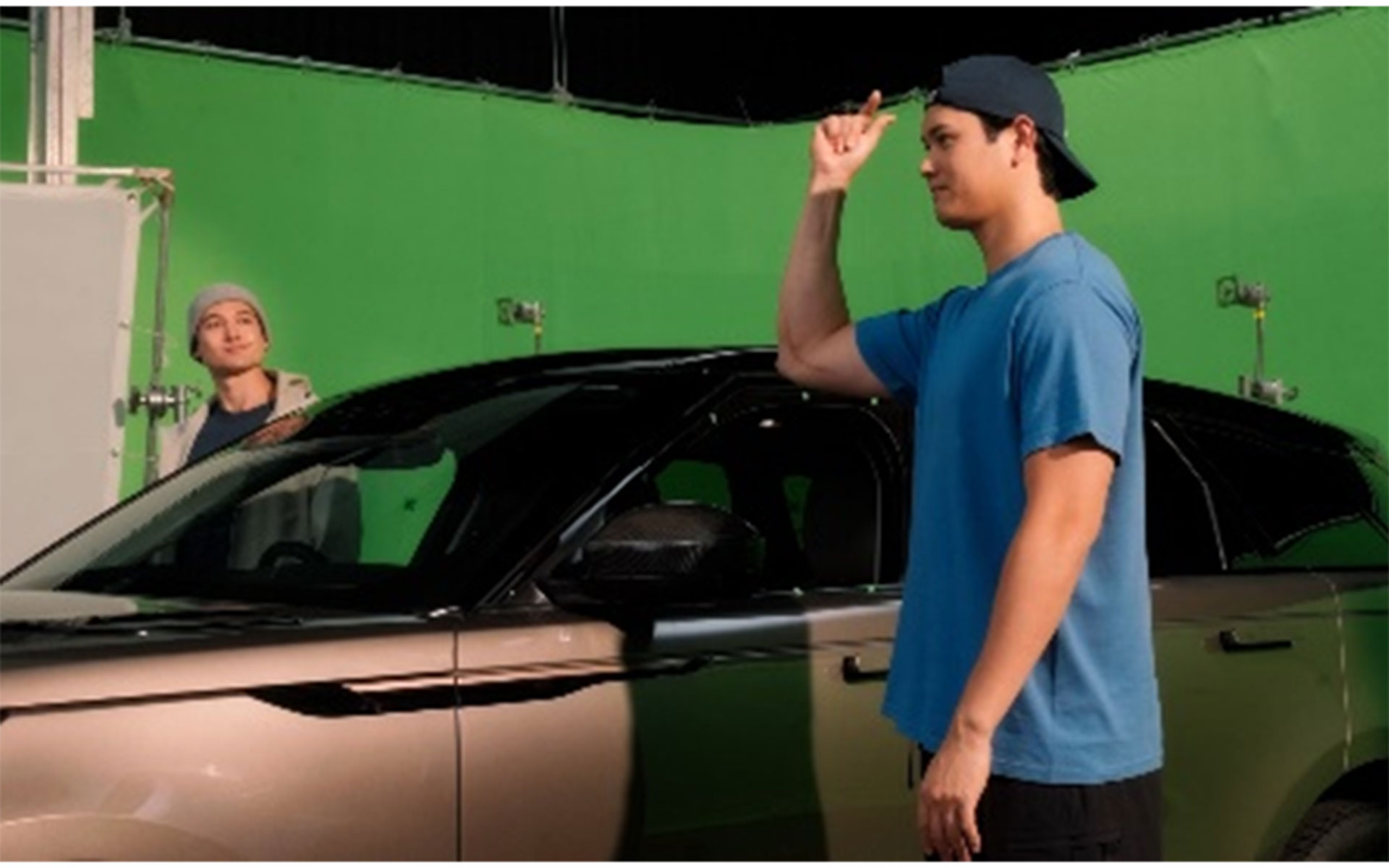 二人の大谷選手が車のカギを投げてキャッチするシーン