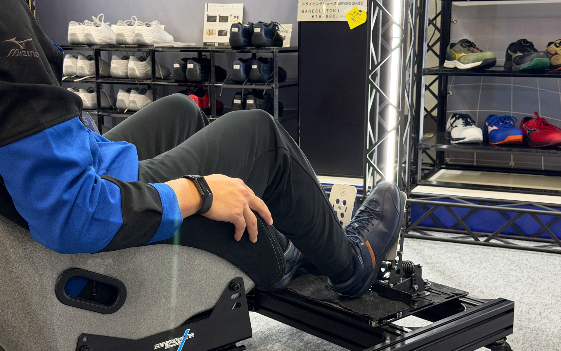 ブース内にドライビングシートと操作ペダルを持ち込んだミズノ