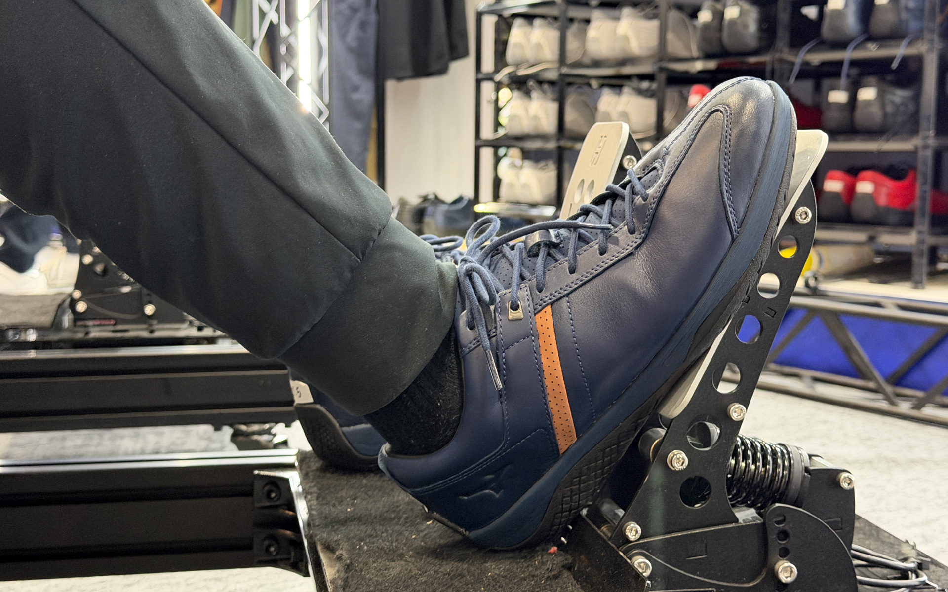 ミズノのドライビングシューズ「BARECLUTCH L（ベアクラッチ エル）」の試し履きのために、ブース内にドライビングシートと操作ペダルを用意