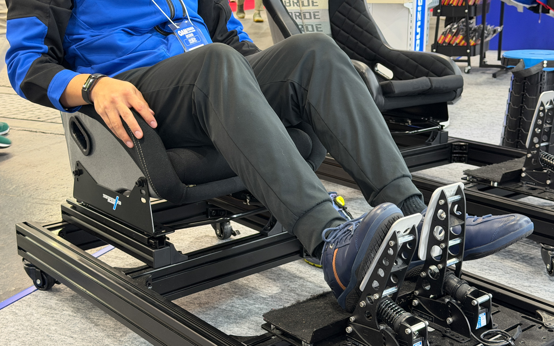 ブース内にドライビングシートと操作ペダルを持ち込んだミズノ