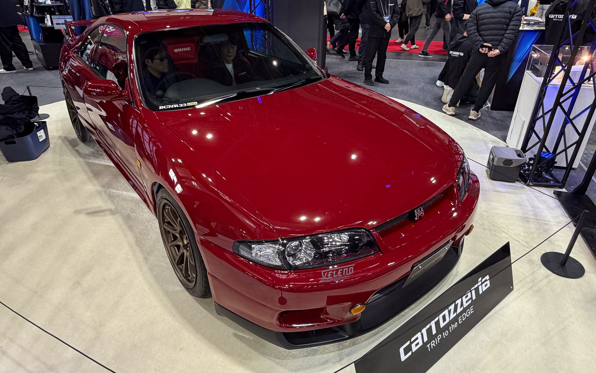カロッツェリアブースでは、松田次生氏のR33 GT-Rに乗り込んでカロッツェリアサウンドを試聴できる