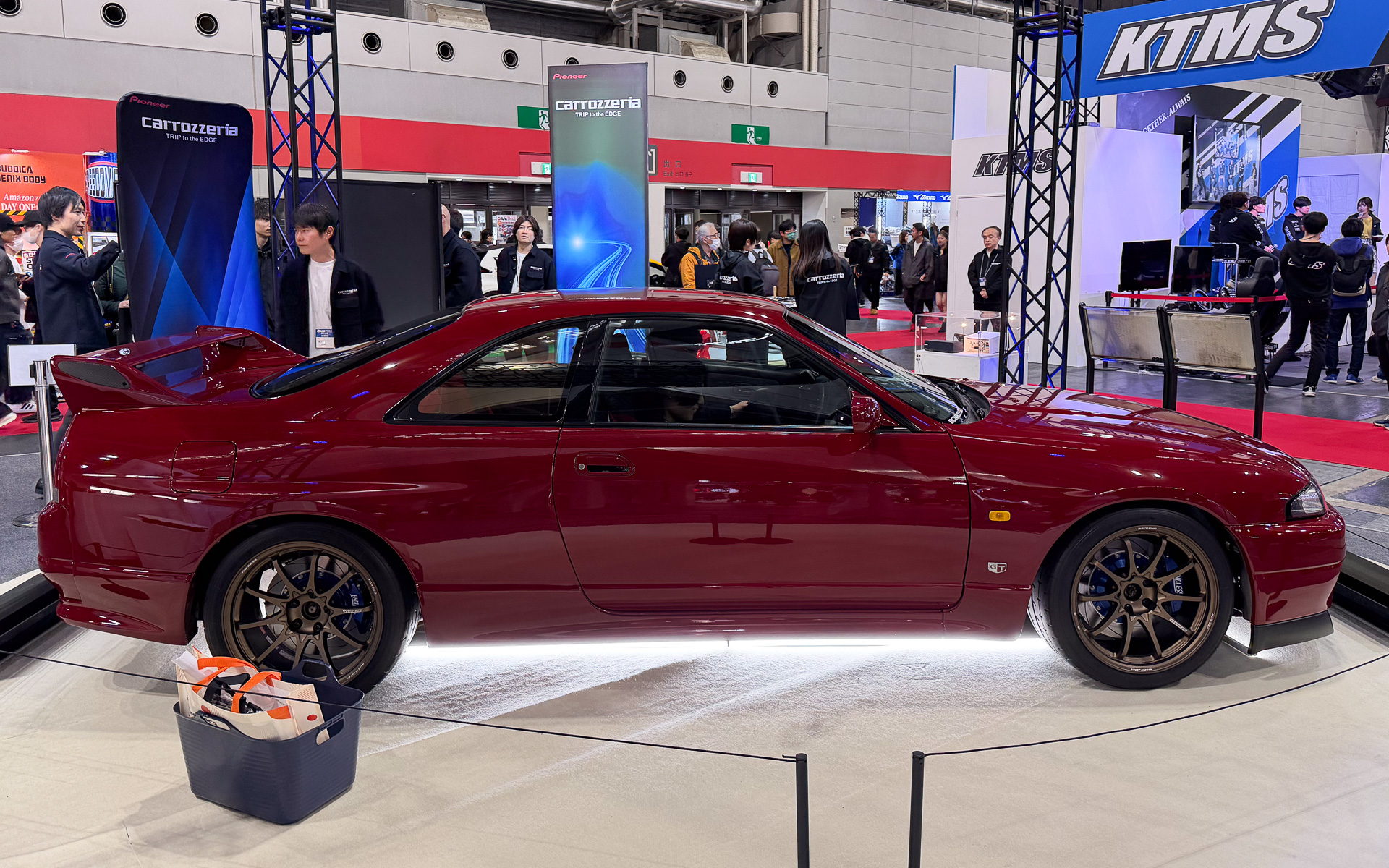 ブースでひときわ目を引く松田次生氏のR33 GT-R